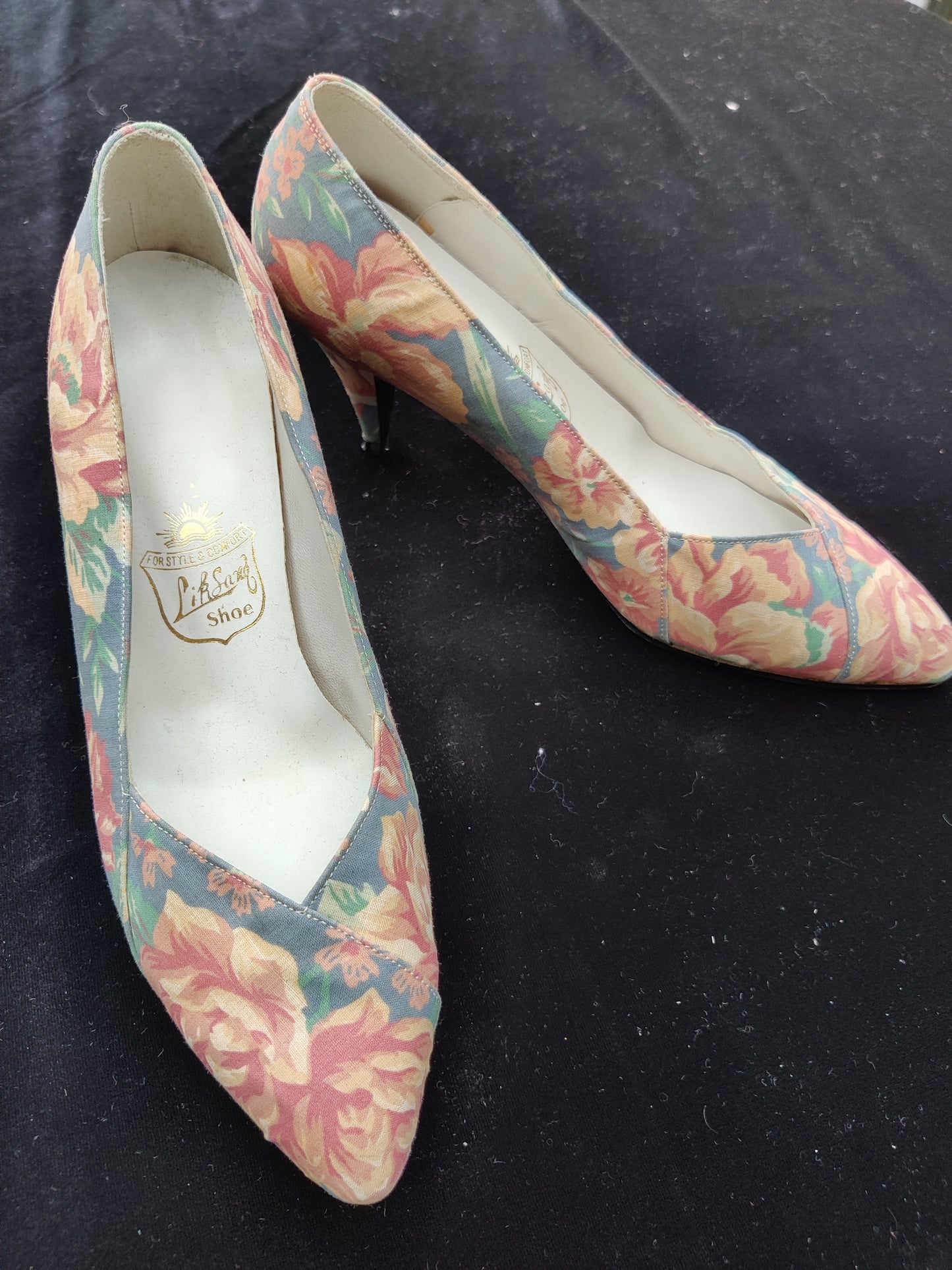 Incredible floral 80s heeled shoes in blue and pink. Size 4.