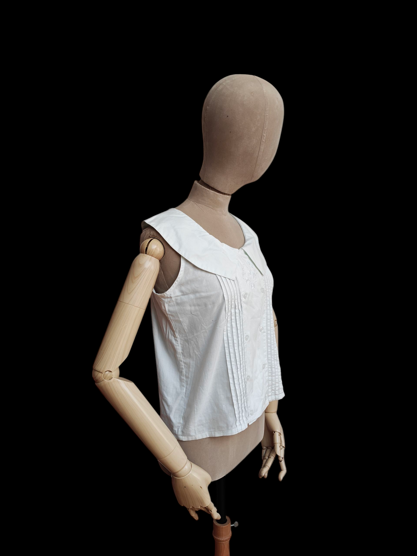 Stunning sleeveless white vintage blouse with statement collar and embroidery.