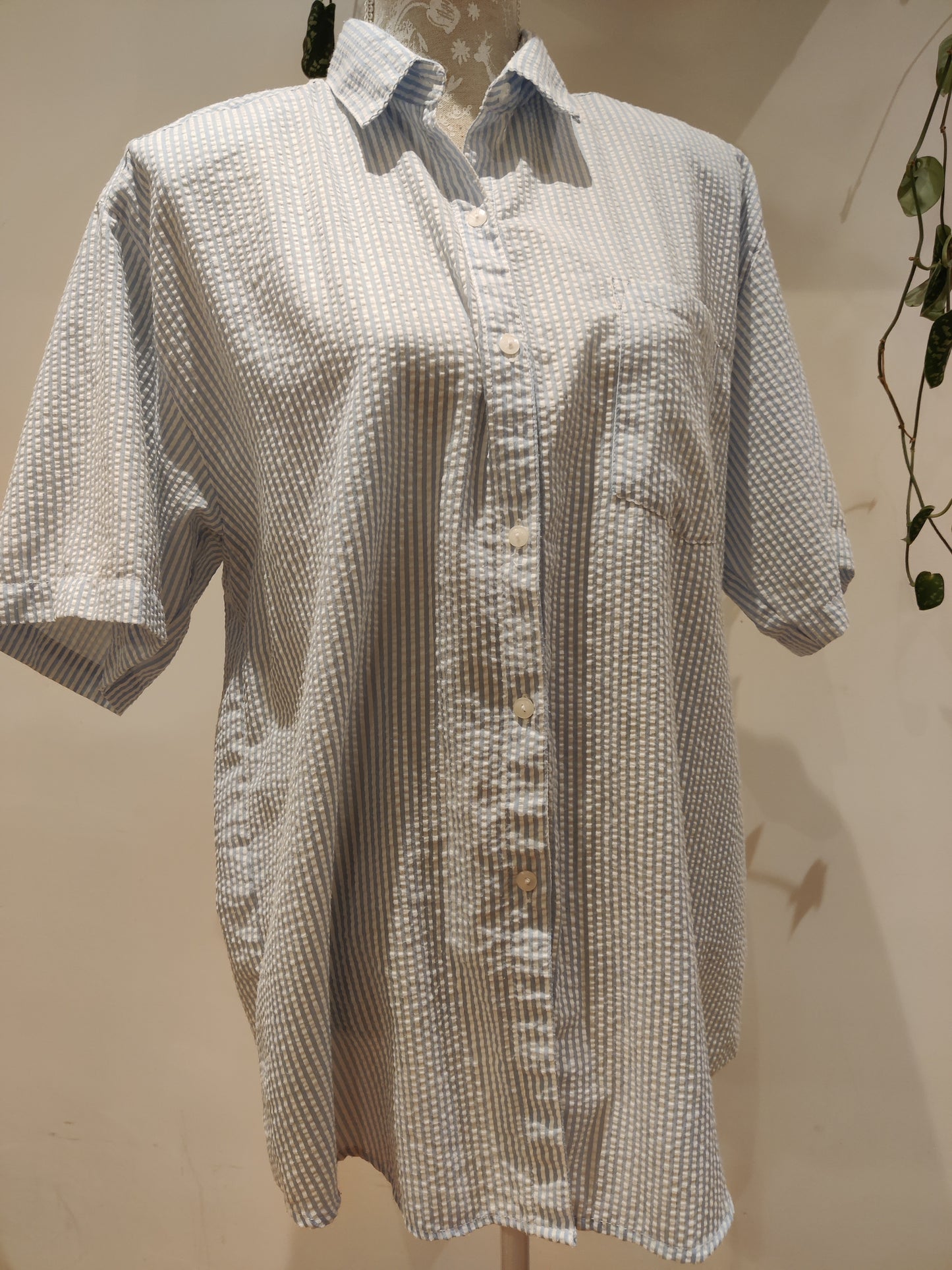 Seersucker blouse. blue and white.