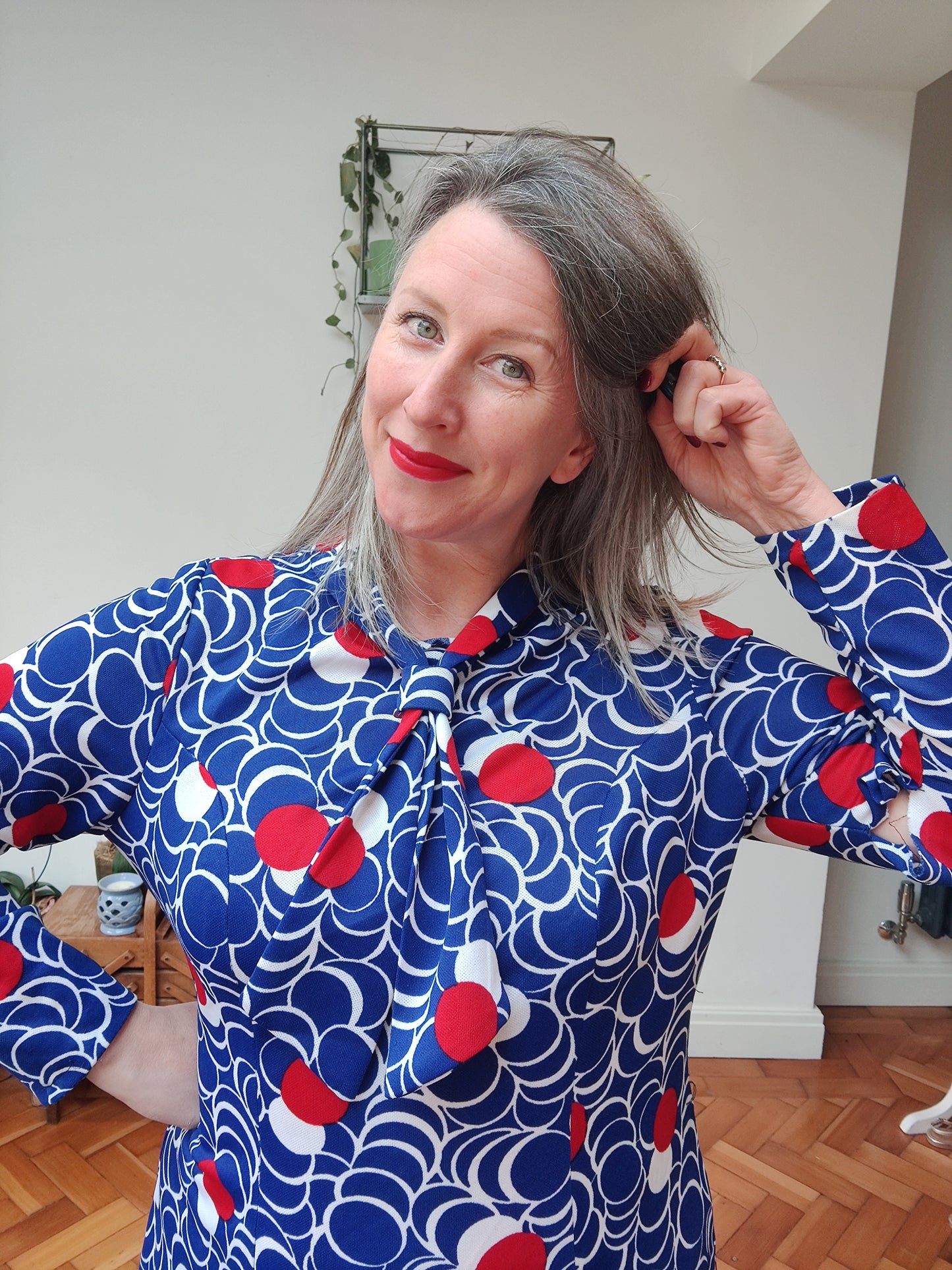 Stunning 60s pussy bow dress size 16.