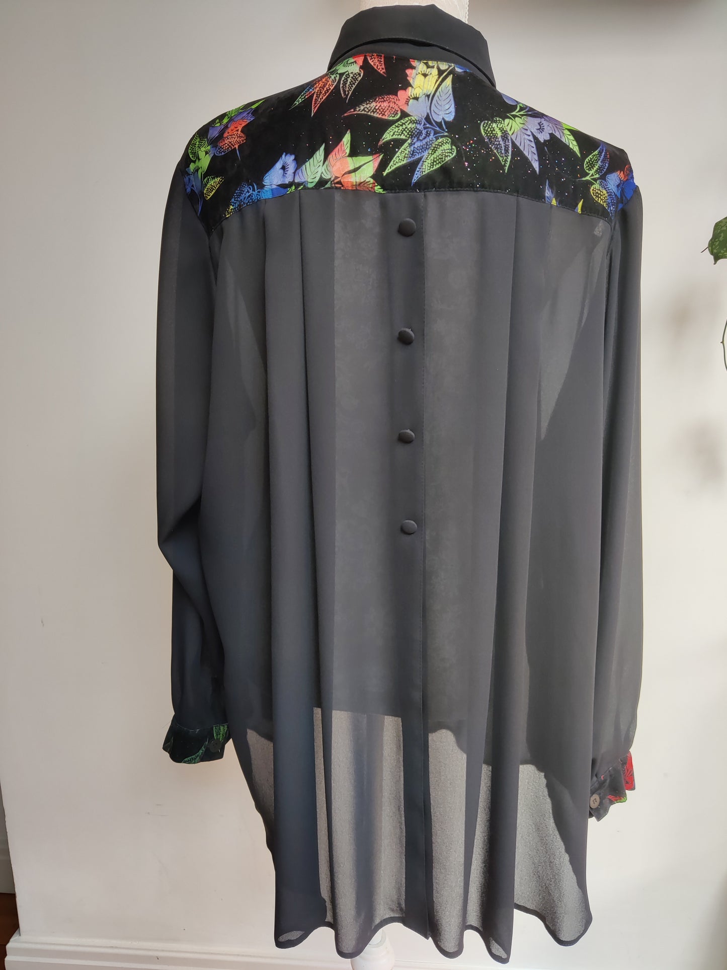 Stunning vintage black tunic shirt with sparkly floral collar. Size 26.