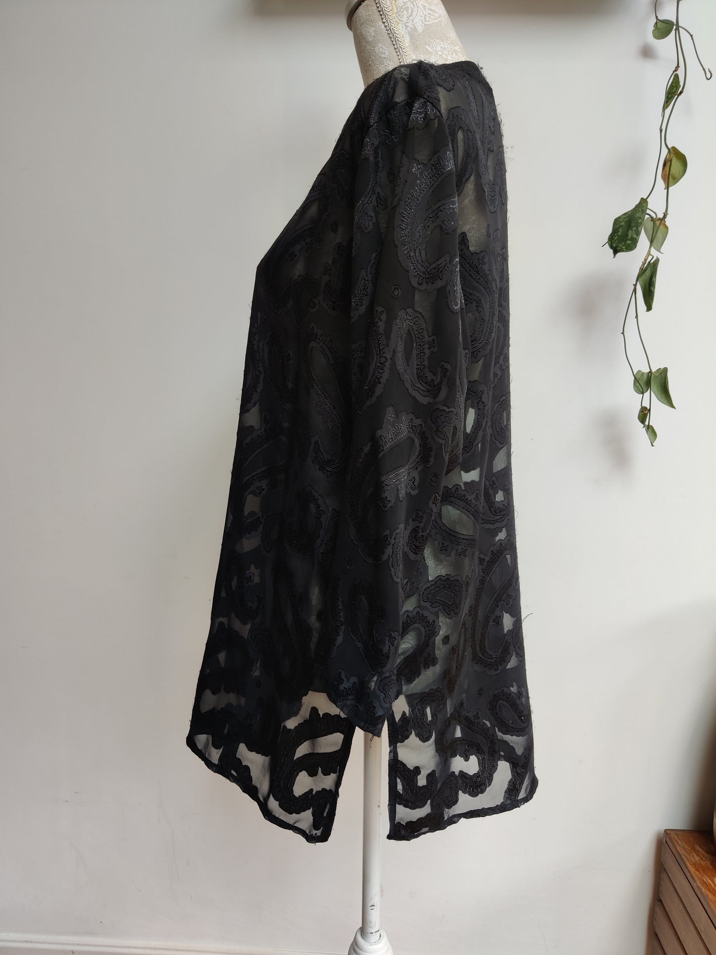Stunning long vintage shirt size 18