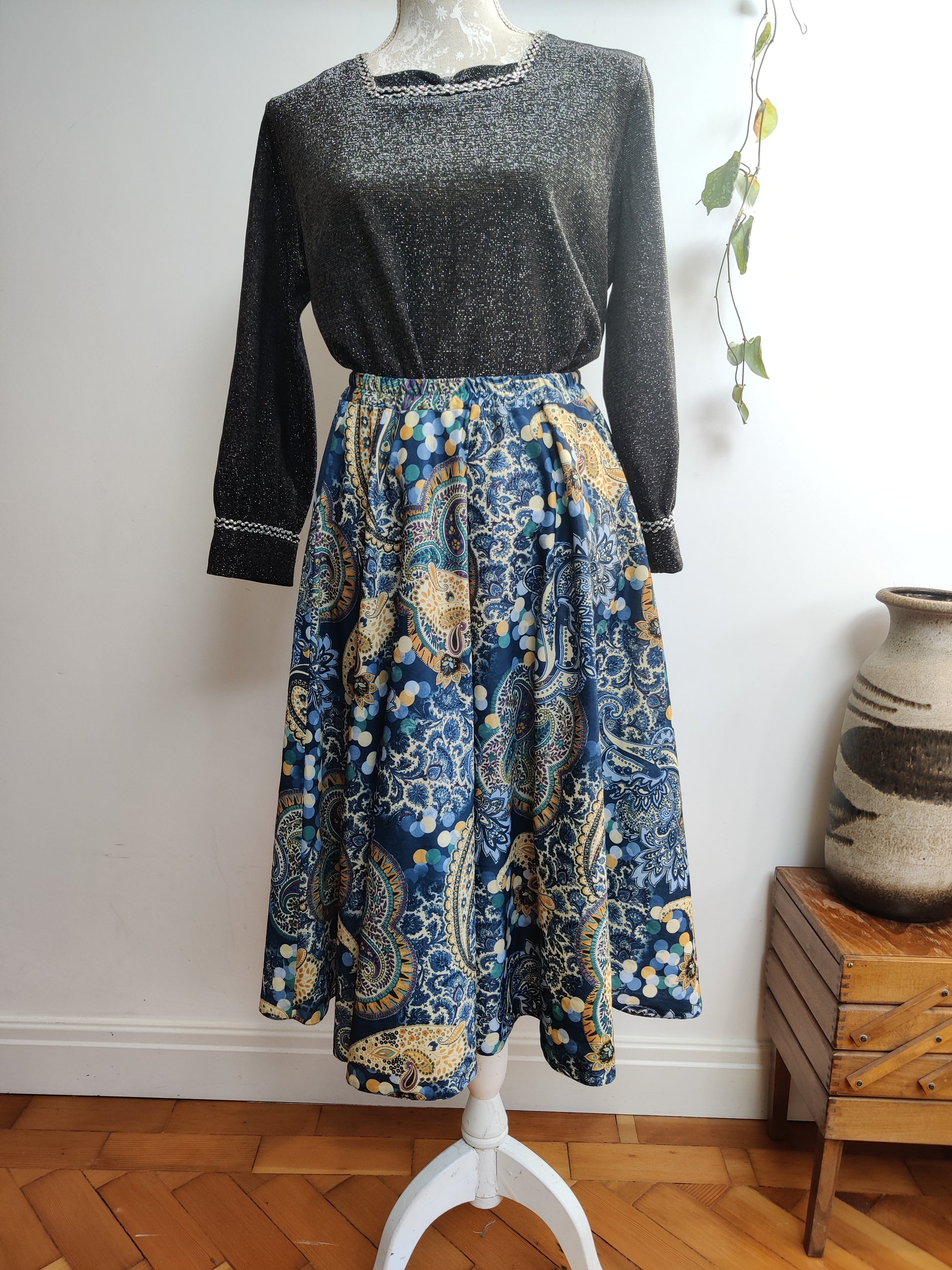 Beautiful plus size vintage midi skirt in paisley print.