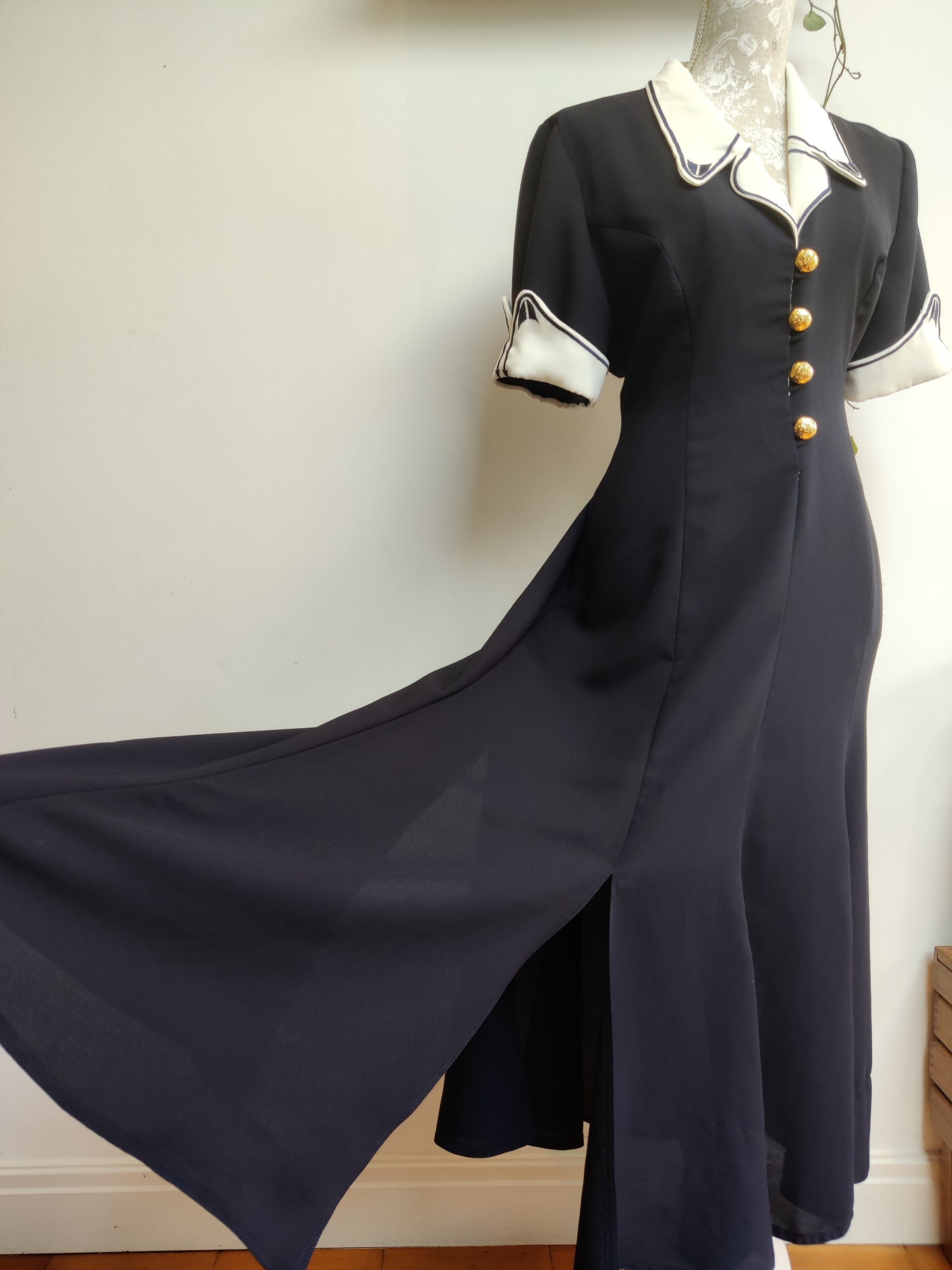 Really lovely 40's style vintage dress.