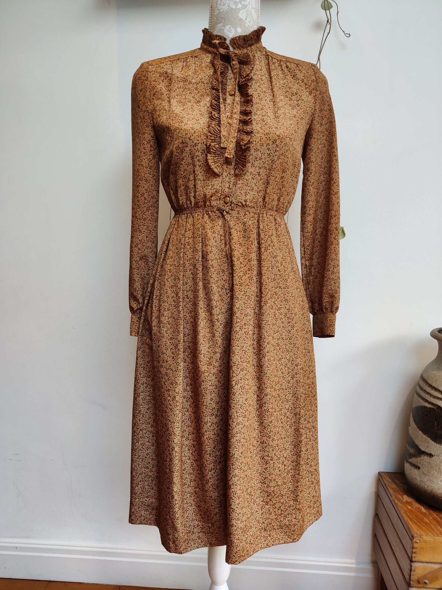 Pretty ditsy print dress. small
