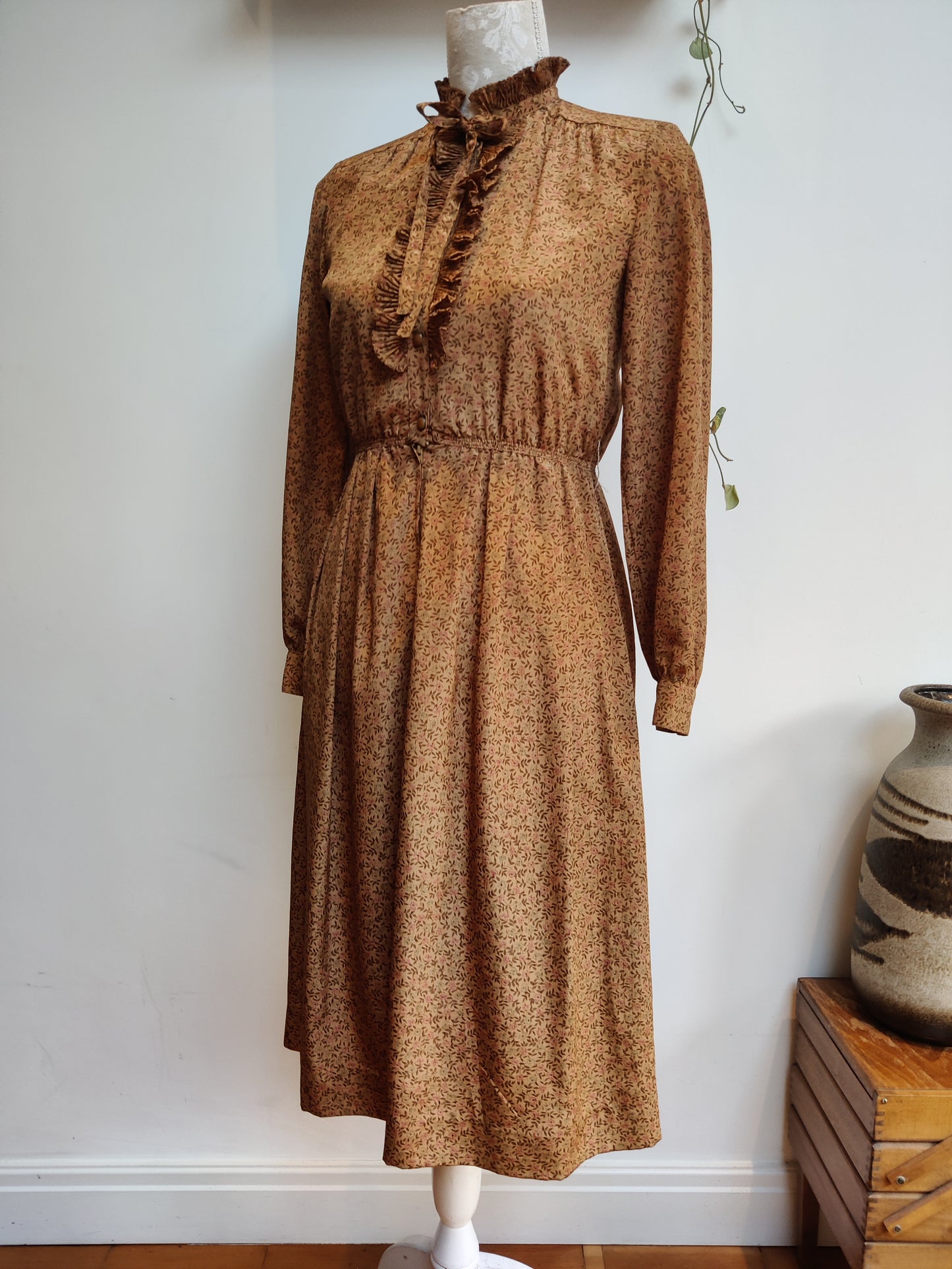 Vintage dress with pussy bow