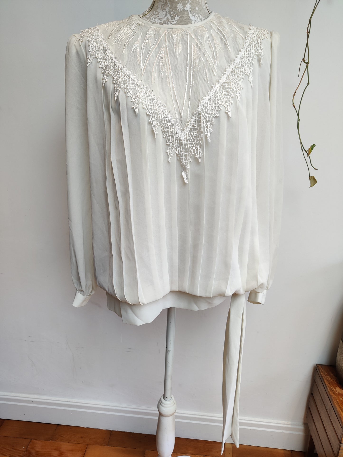 Stunning vintage Gina Bacconi top in cream.