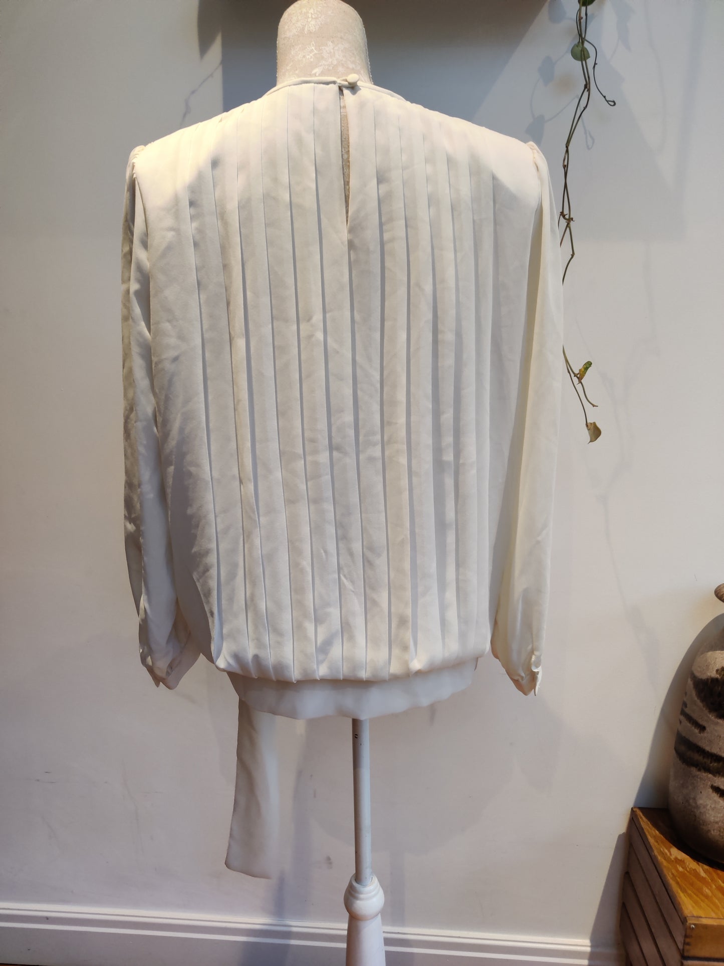 stunning vintage top with pleating and lace