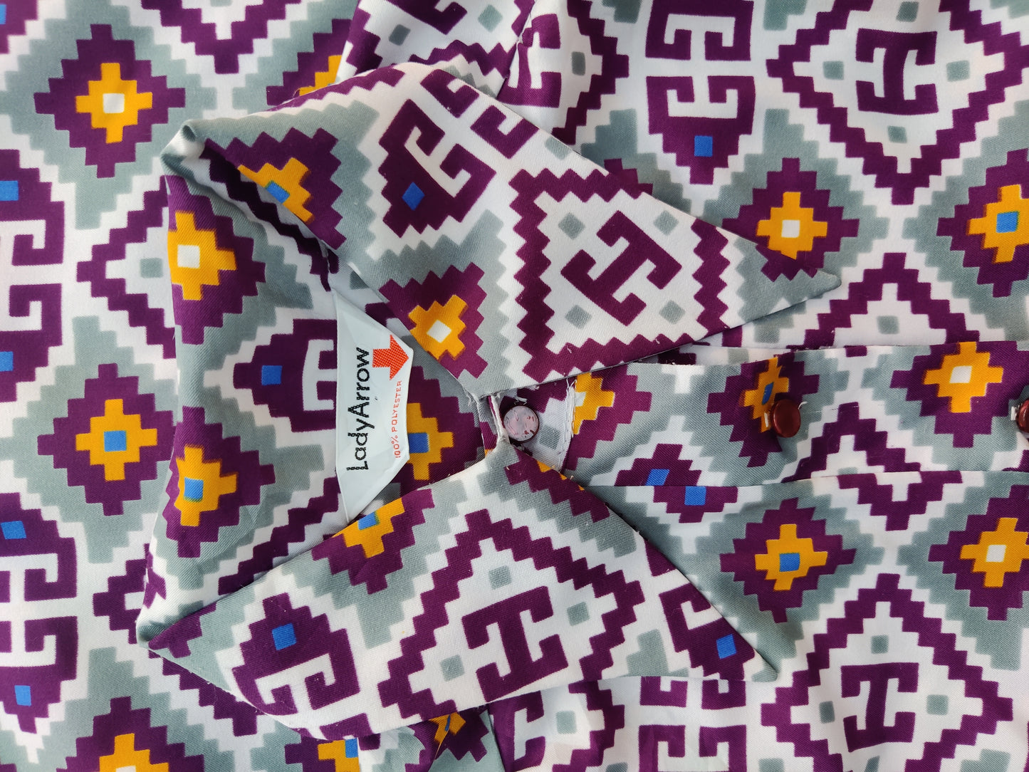 Incredible 70s psychedelic print shirt. Size 16-18.