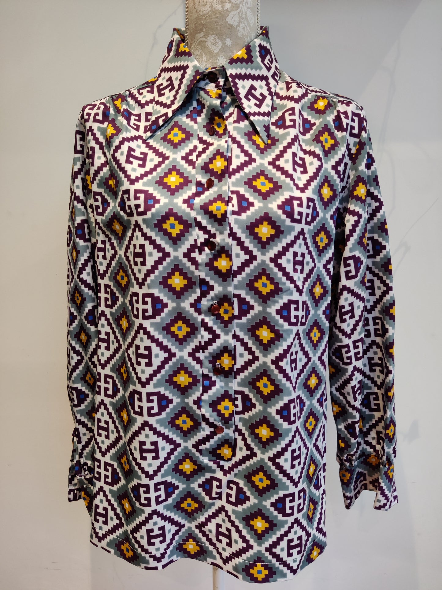 Incredible 70s psychedelic print shirt. Size 16-18.
