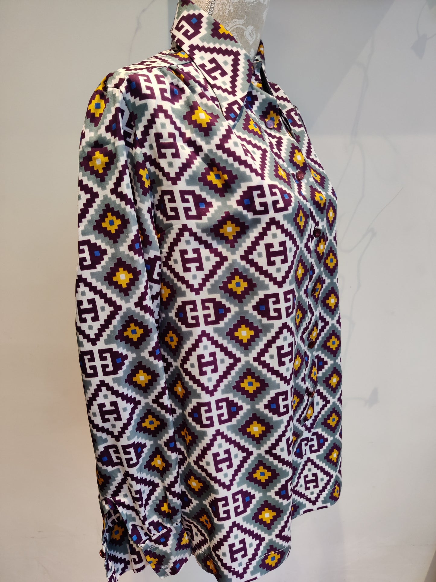 Incredible 70s psychedelic print shirt. Size 16-18.