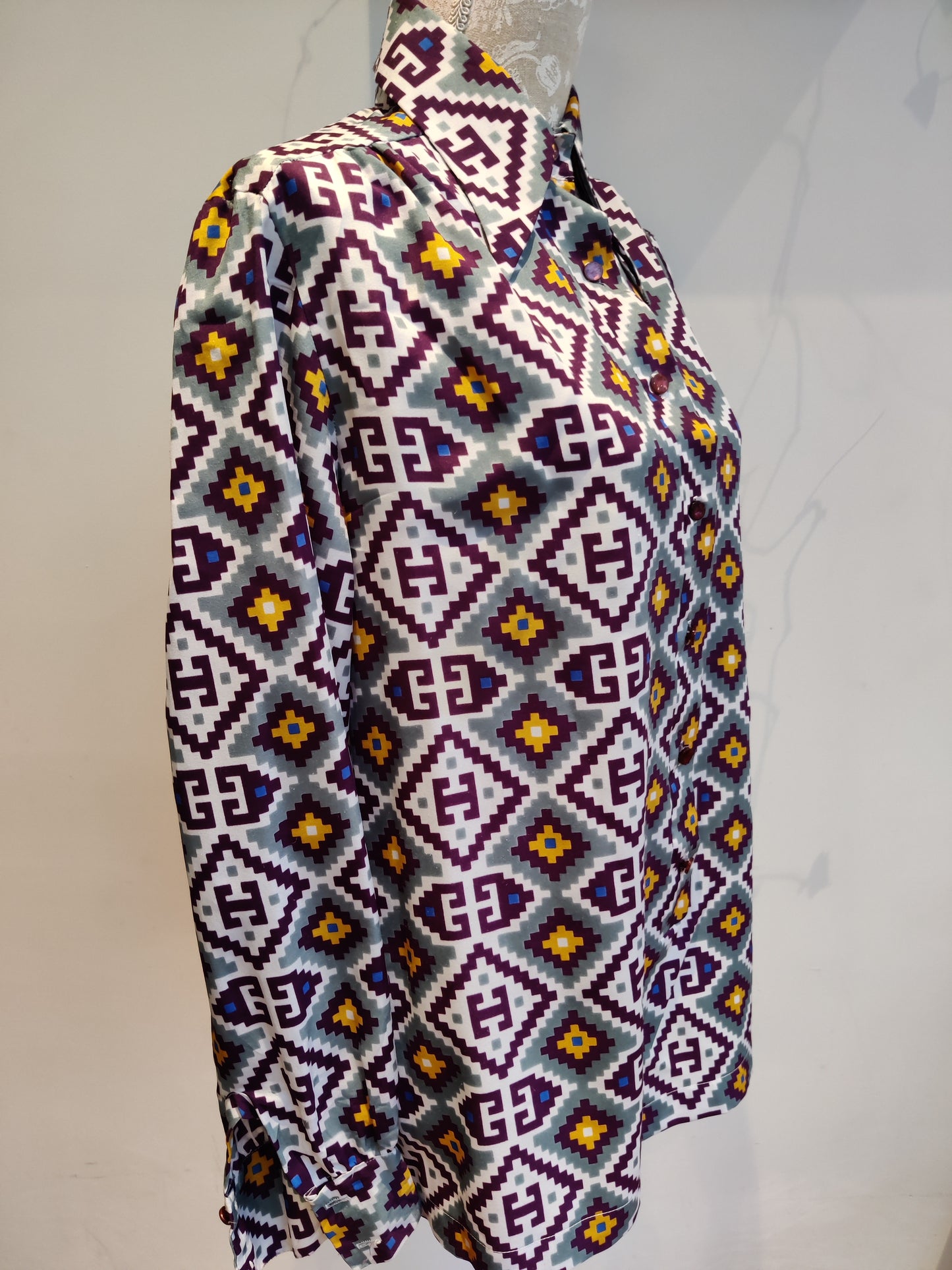Incredible 70s psychedelic print shirt. Size 16-18.