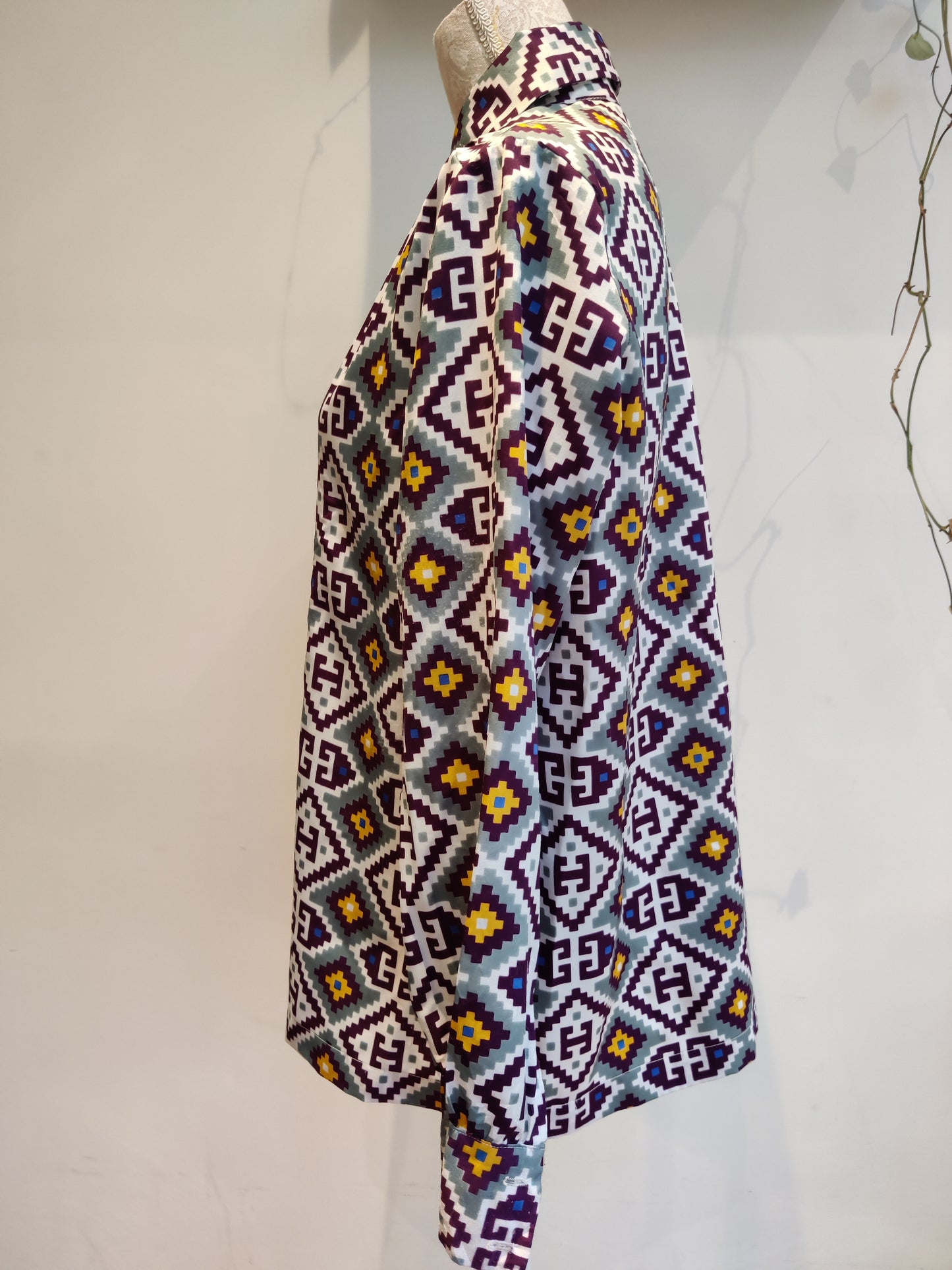 Incredible 70s psychedelic print shirt. Size 16-18.