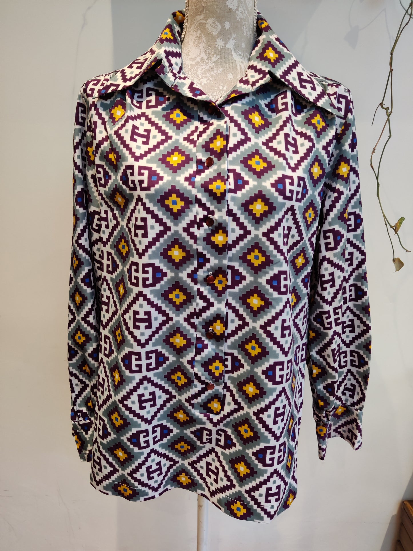 Incredible 70s psychedelic print shirt. Size 16-18.