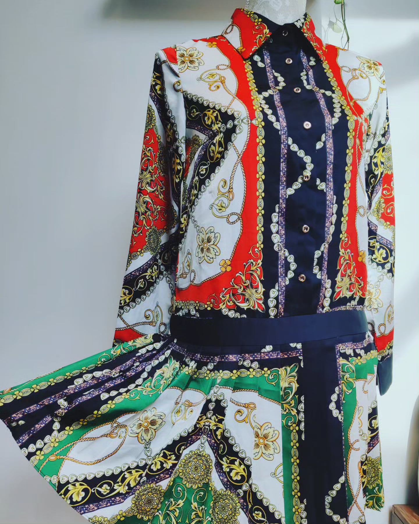 Stunning vintage print mini dress with dropped waist. Size 8.