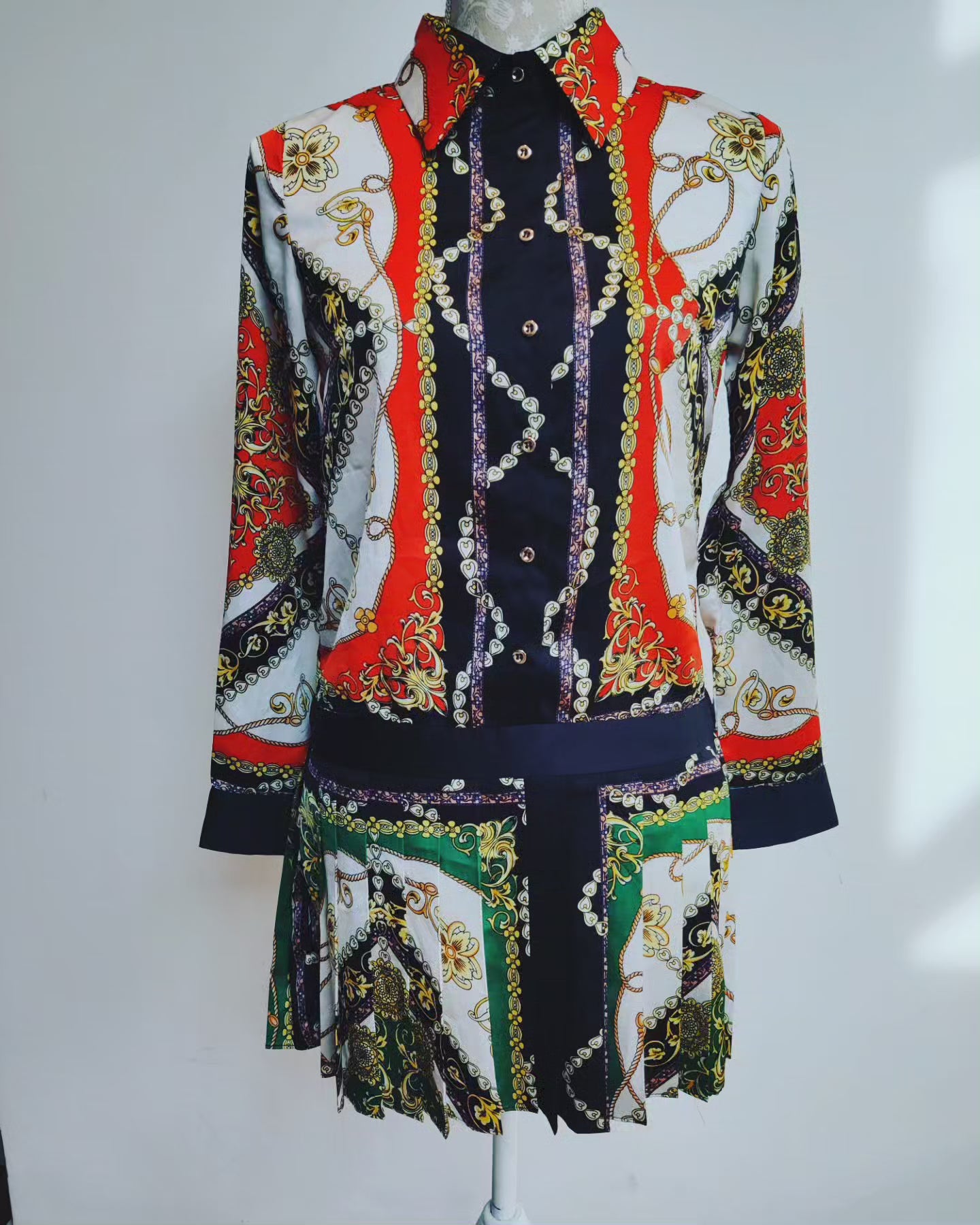 Stunning vintage print mini dress with dropped waist. Size 8.