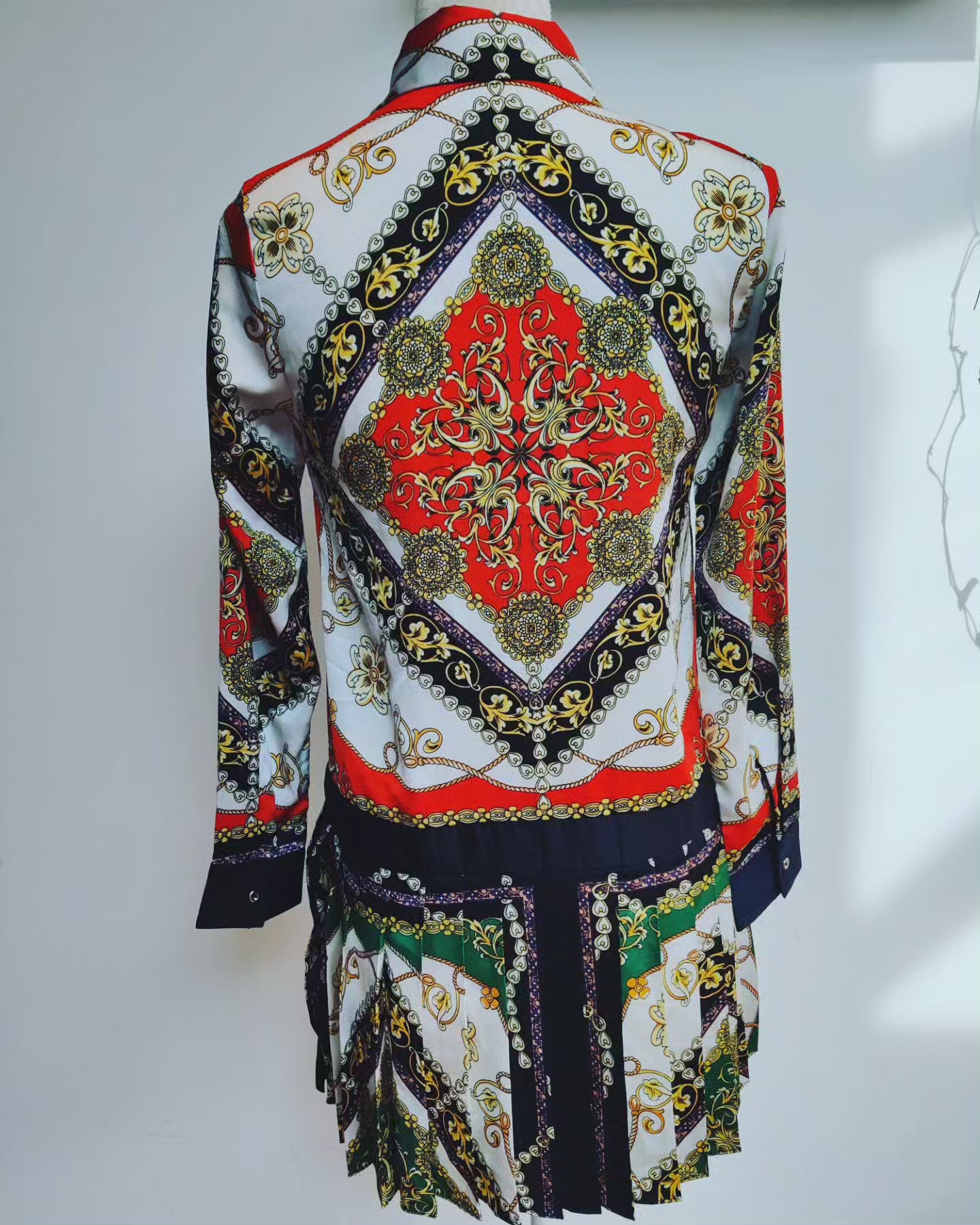 Stunning vintage print mini dress with dropped waist. Size 8.