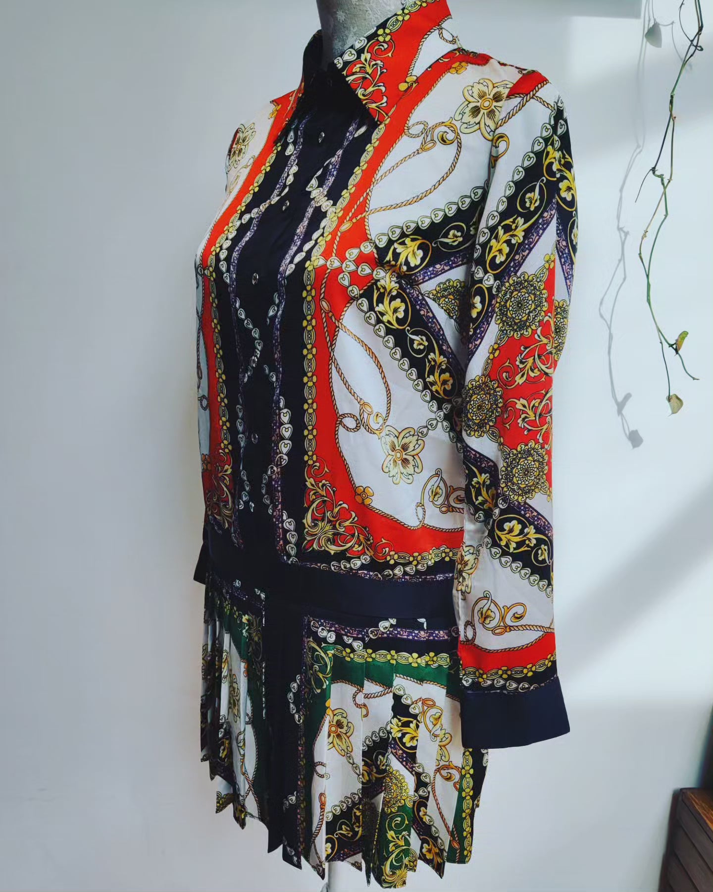 Stunning vintage print mini dress with dropped waist. Size 8.