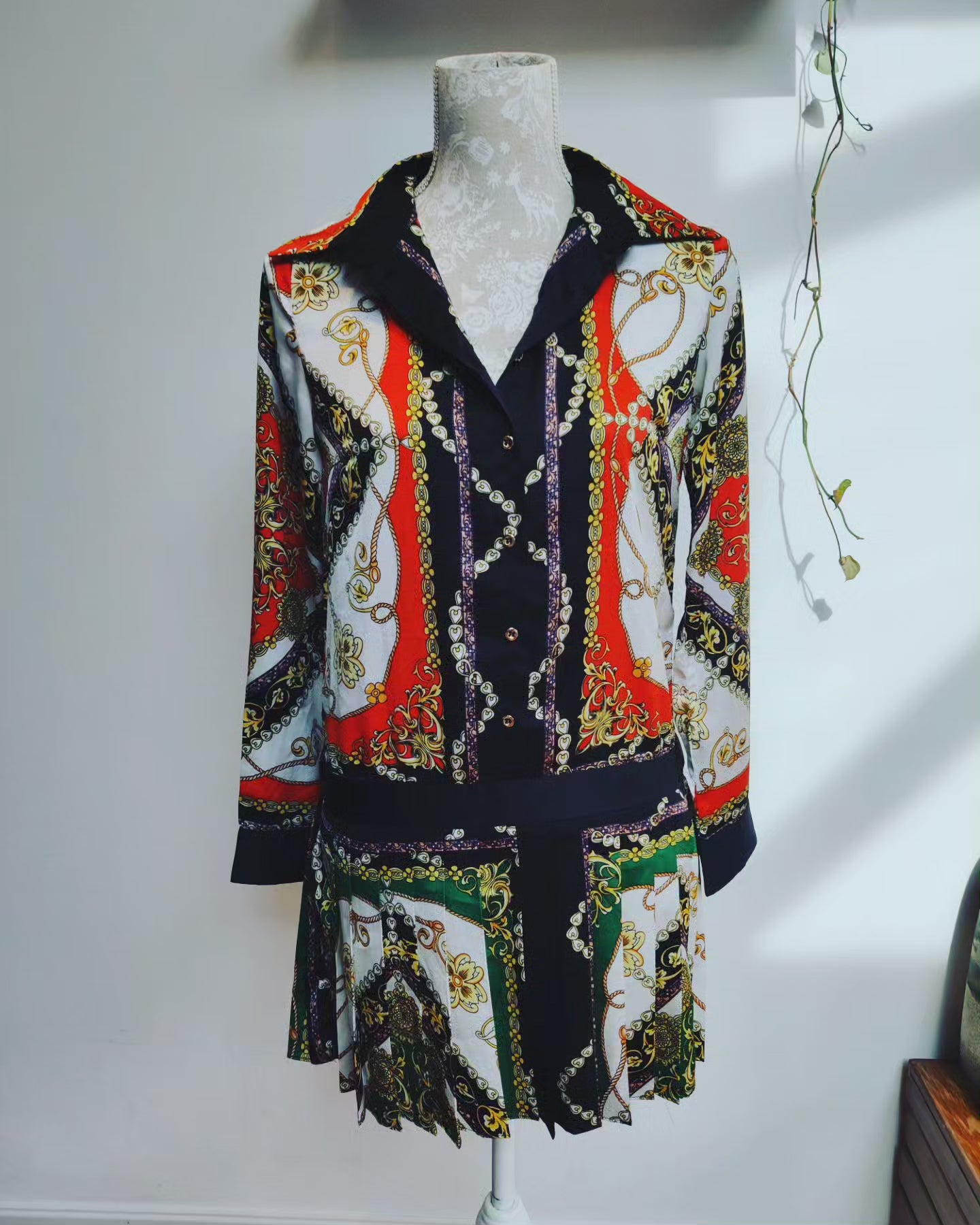 Stunning vintage print mini dress with dropped waist. Size 8.