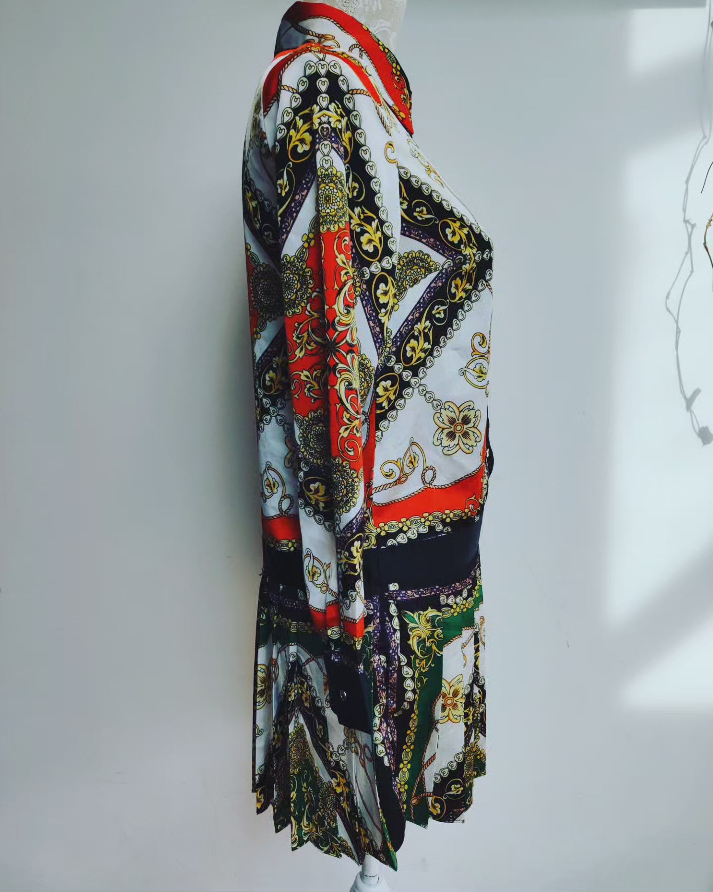 Stunning vintage print mini dress with dropped waist. Size 8.
