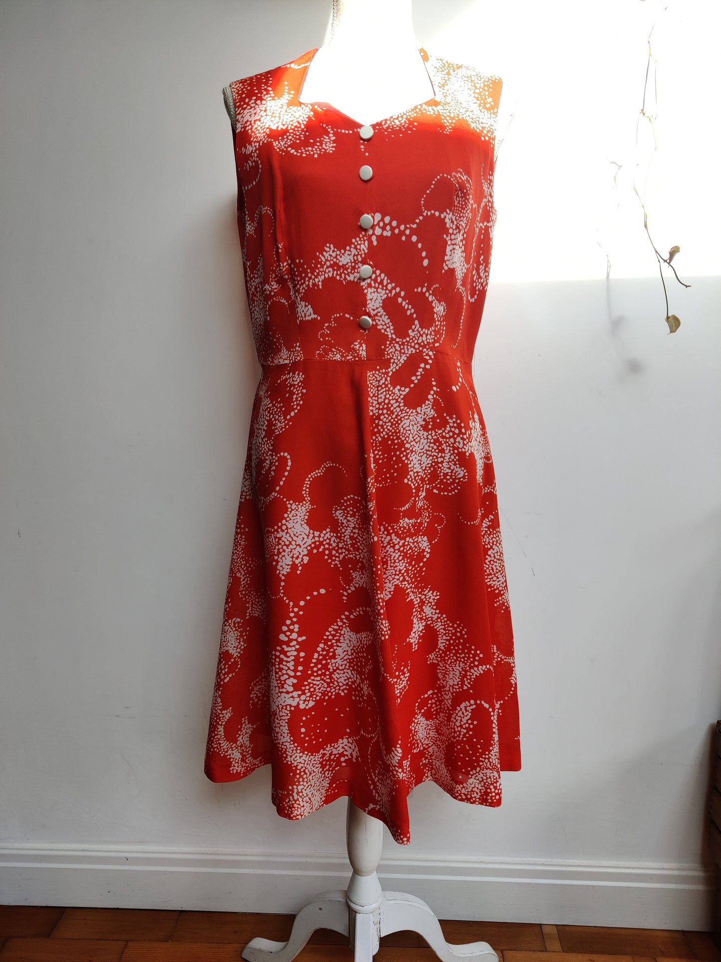Stunning sweetheart neck vintage dress. red. size 12.