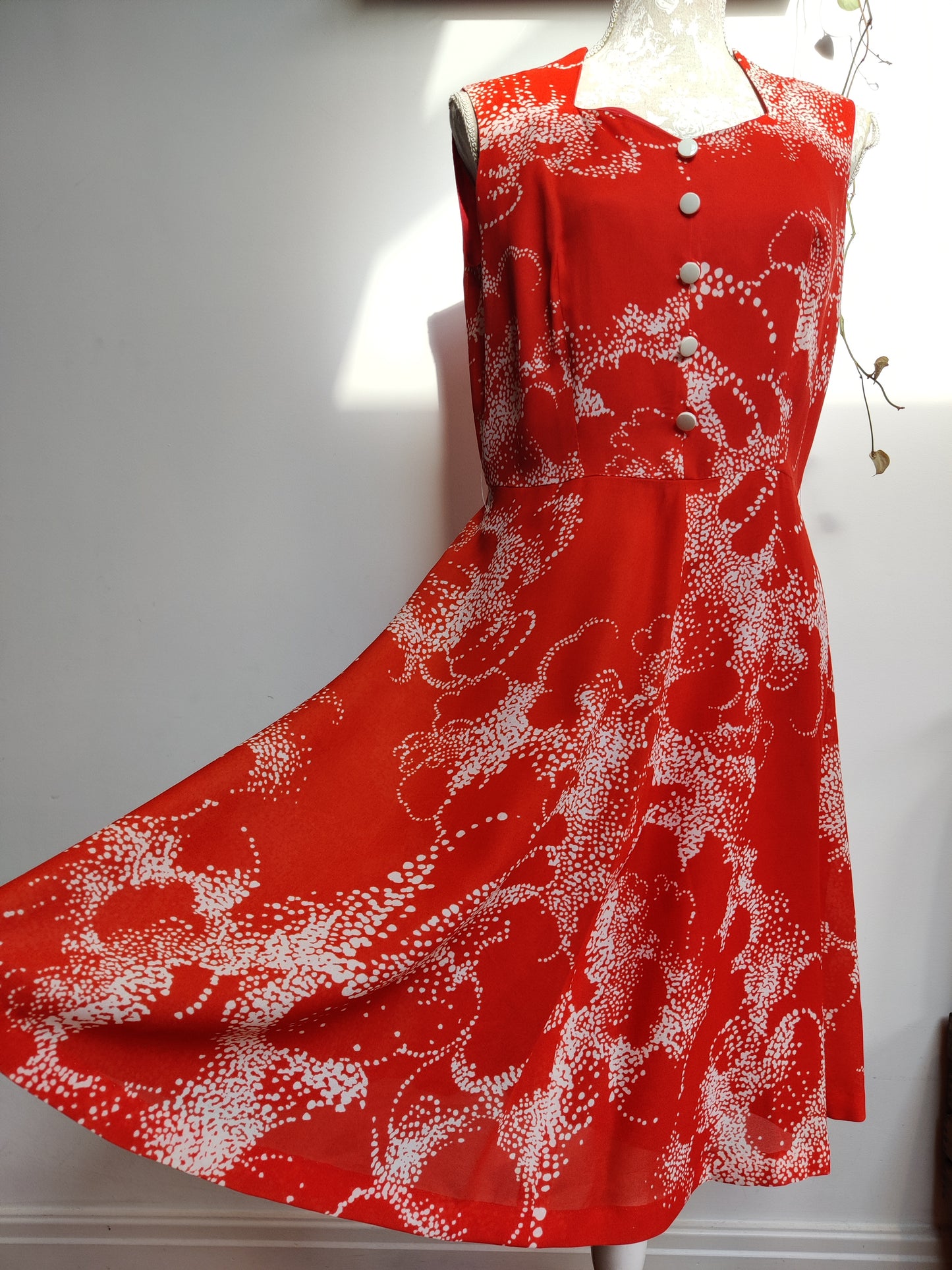 Pretty vintage tea dress. red and white. 12.
