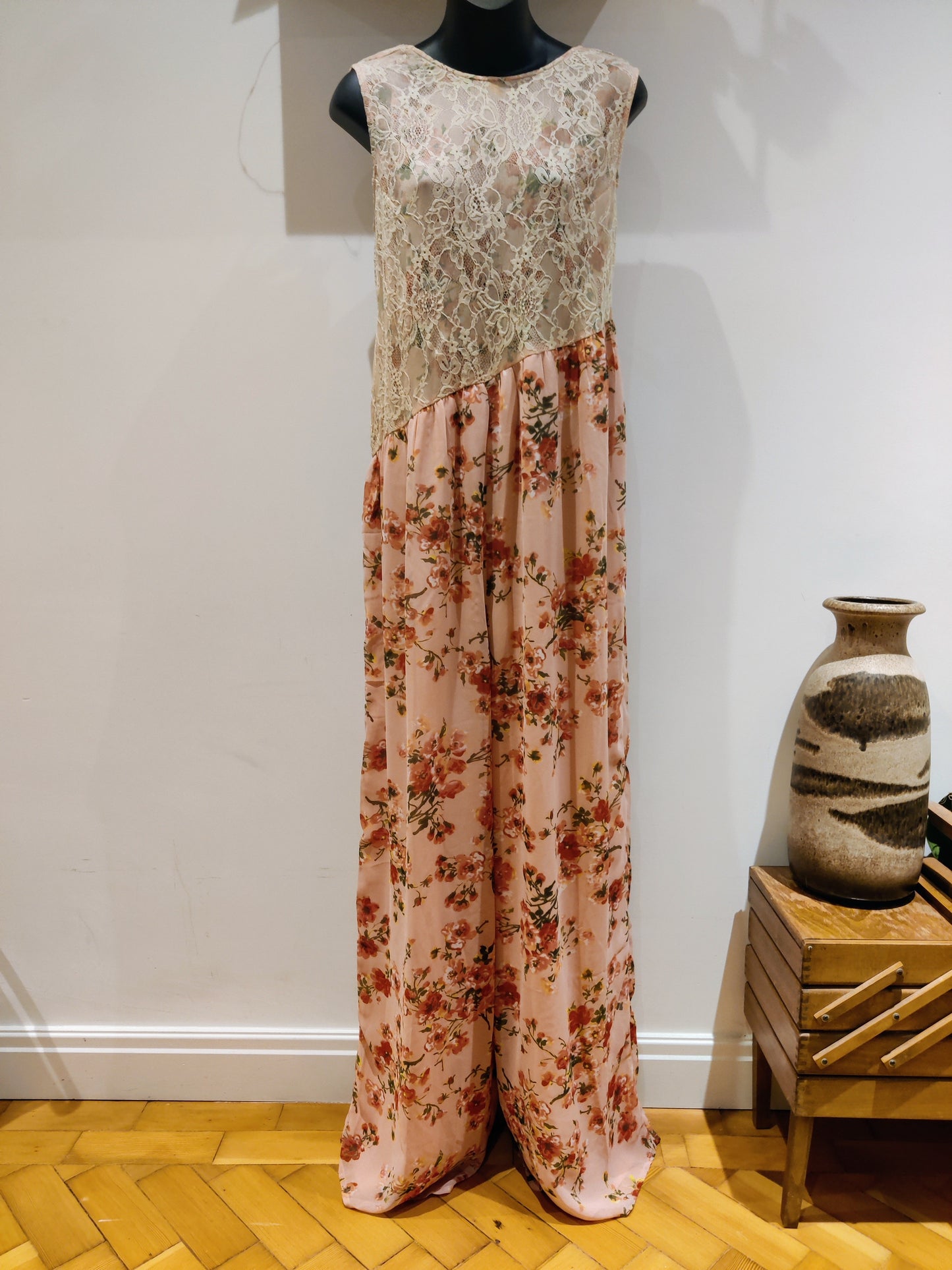 Beautiful wide leg vintage jumpsuit.