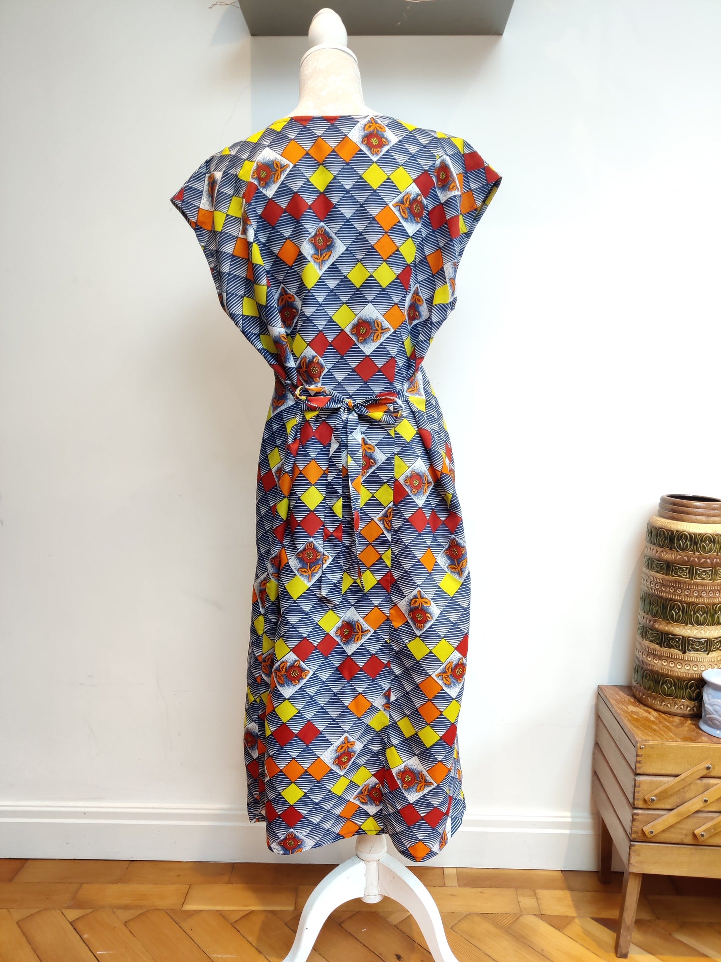 Lovely blue and orange African style 70s kaftan. Size 14-18