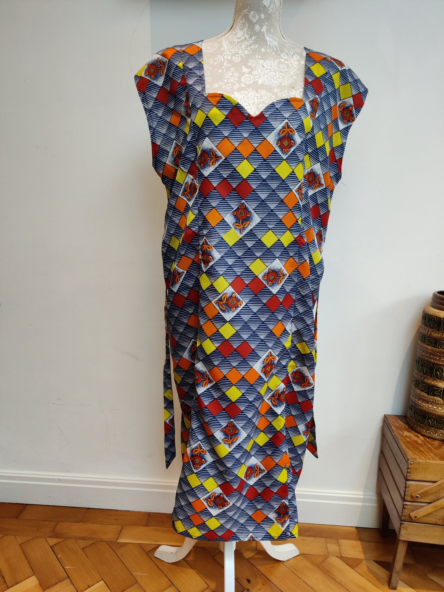 Lovely blue and orange African style 70s kaftan. Size 14-18