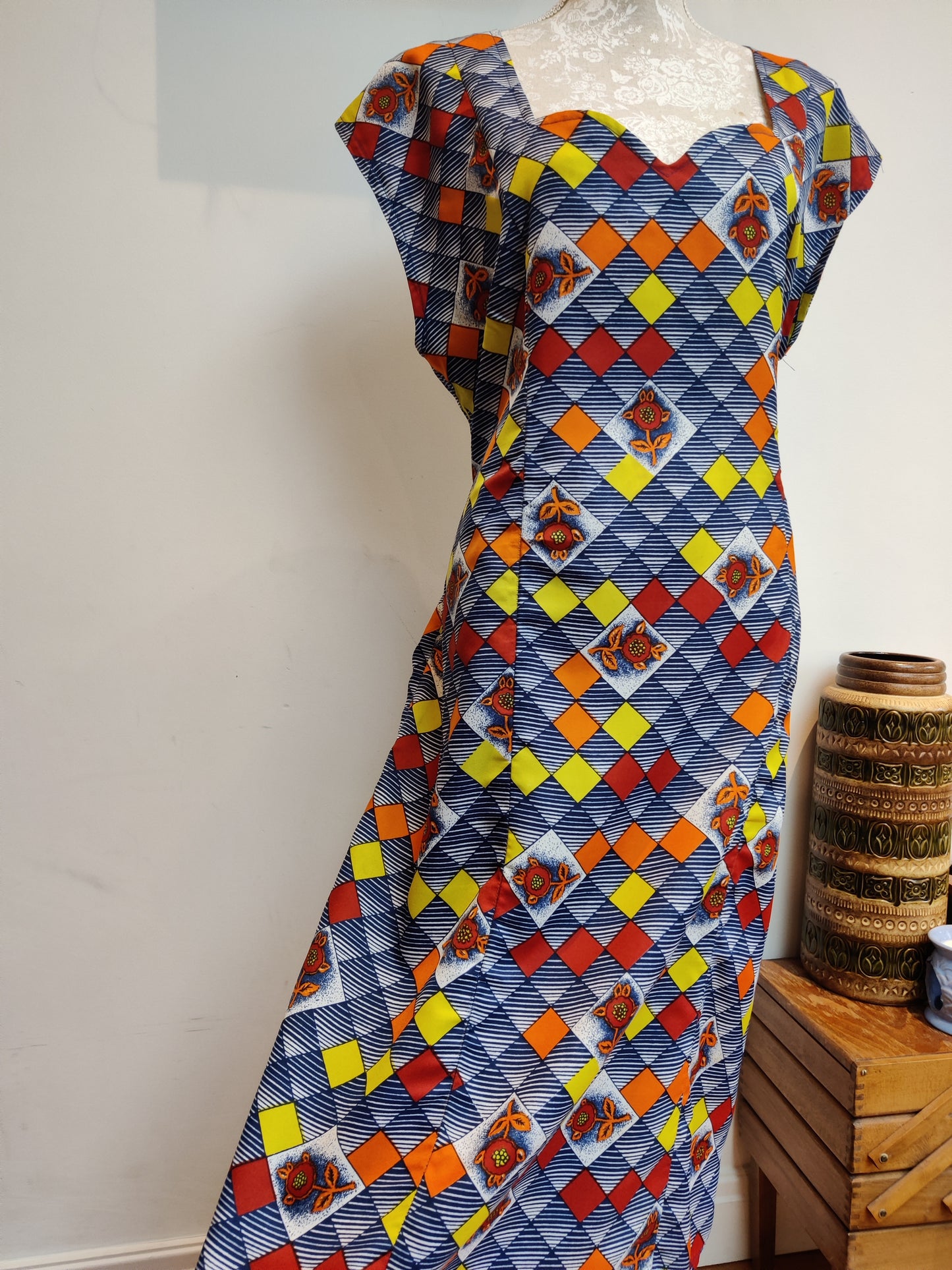Lovely blue and orange African style 70s kaftan. Size 14-18