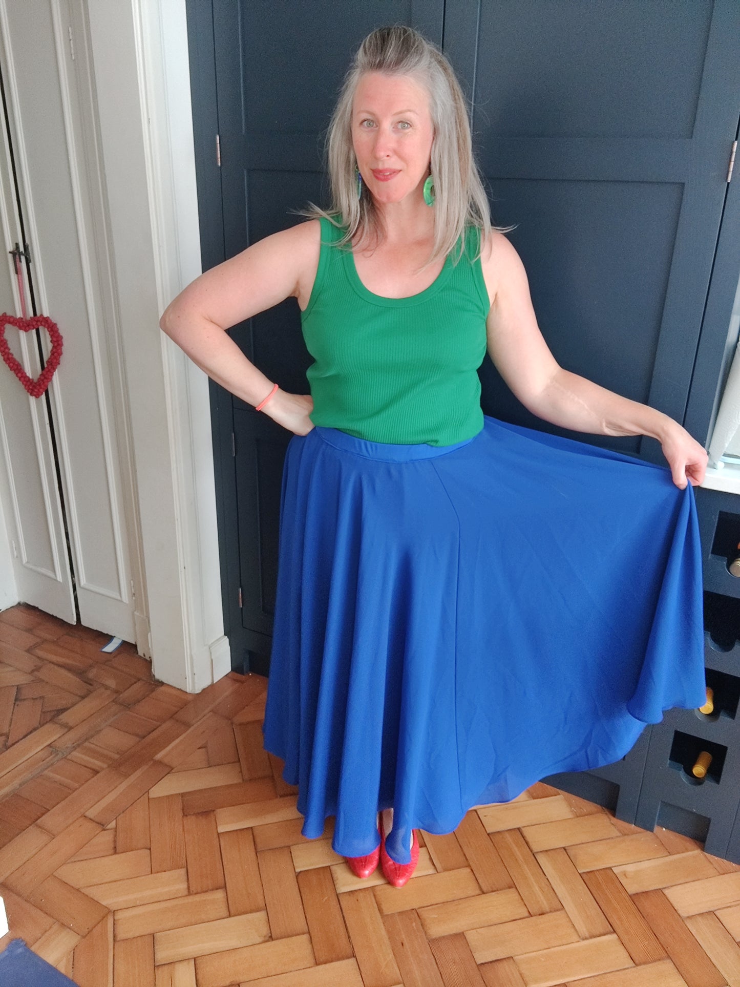 Vibrant blue vintage midi skirt. Size 14-18