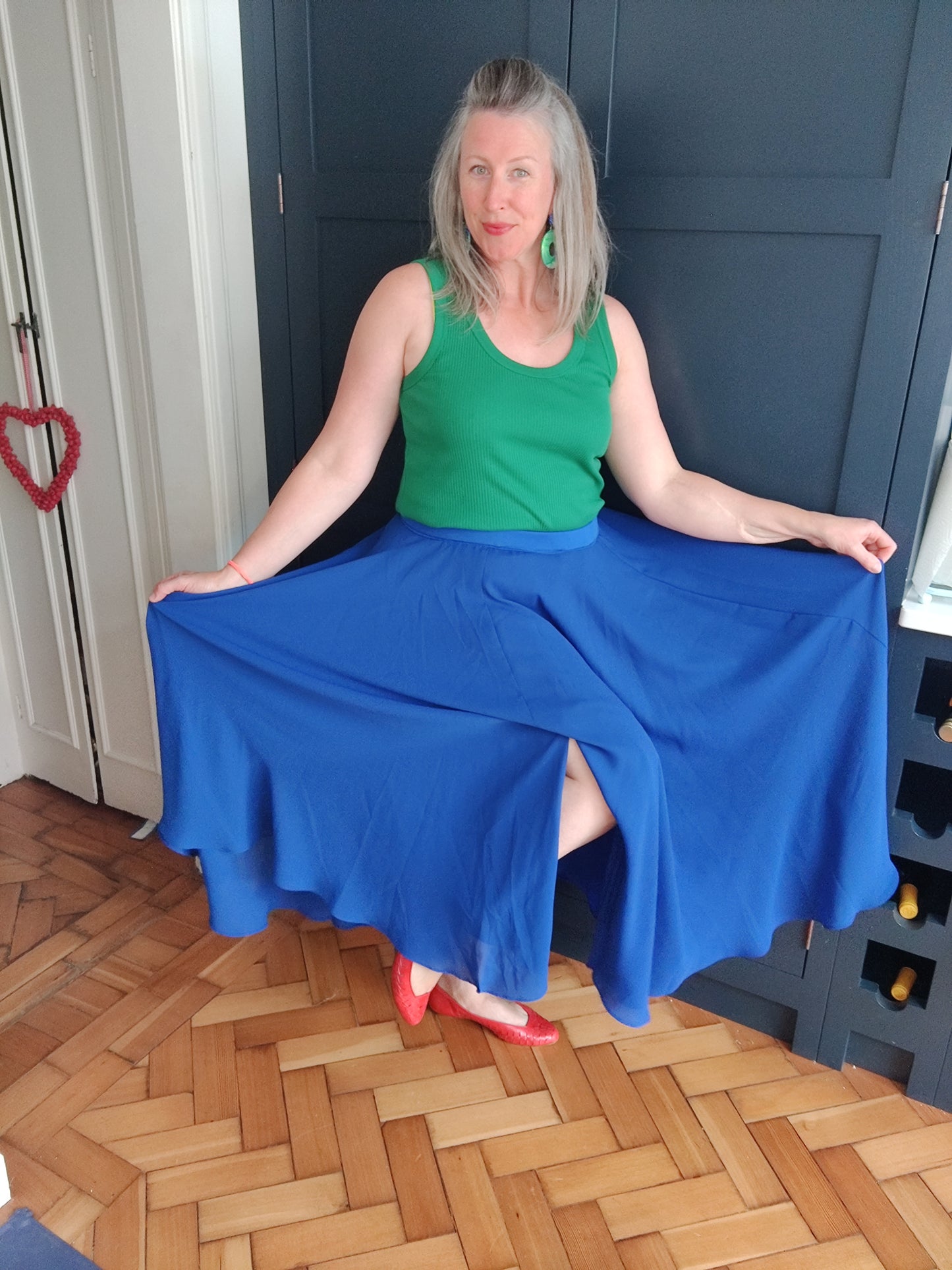 Vibrant blue vintage midi skirt. Size 14-18