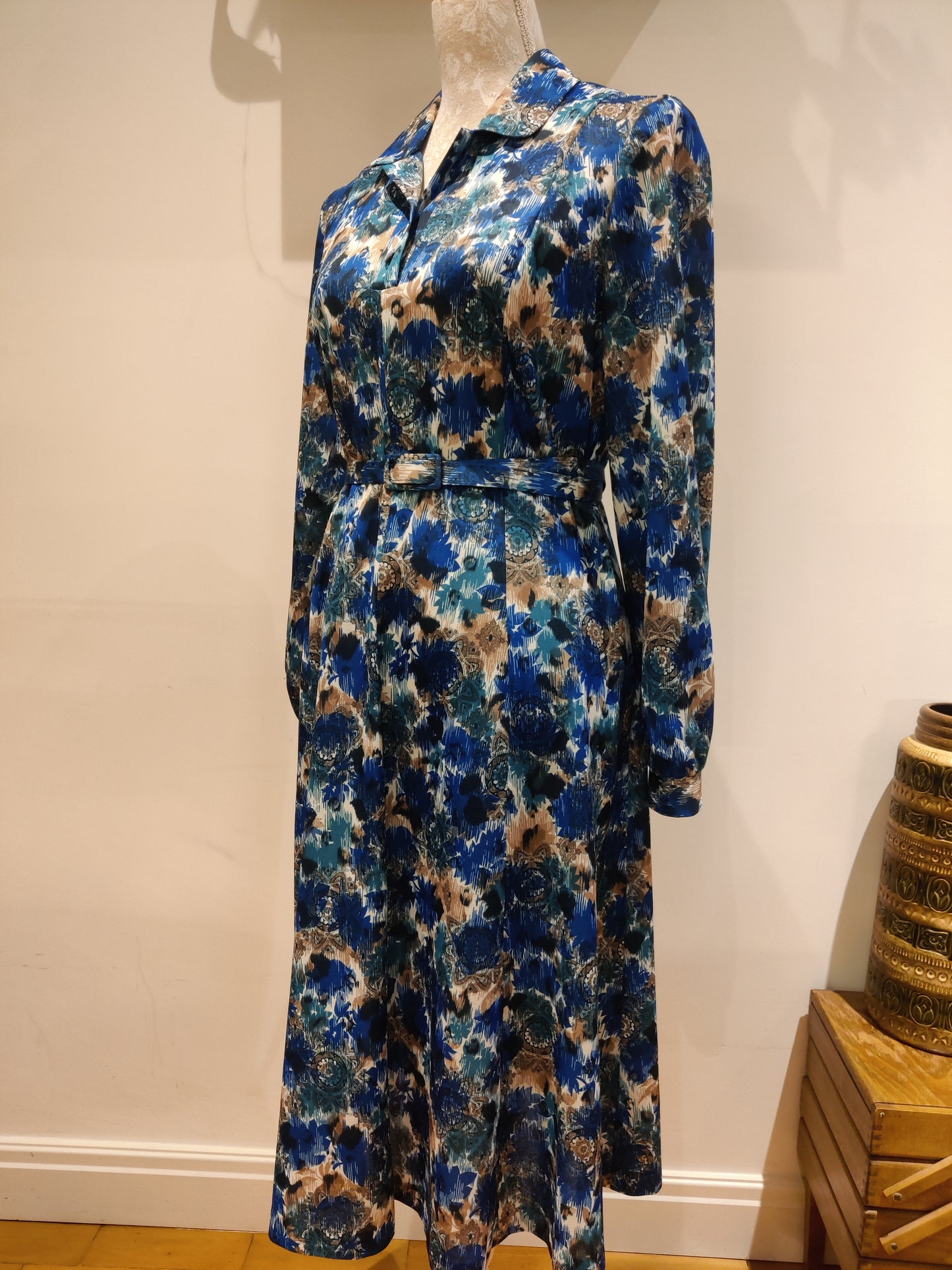 Beautiful 70s dress with belt.