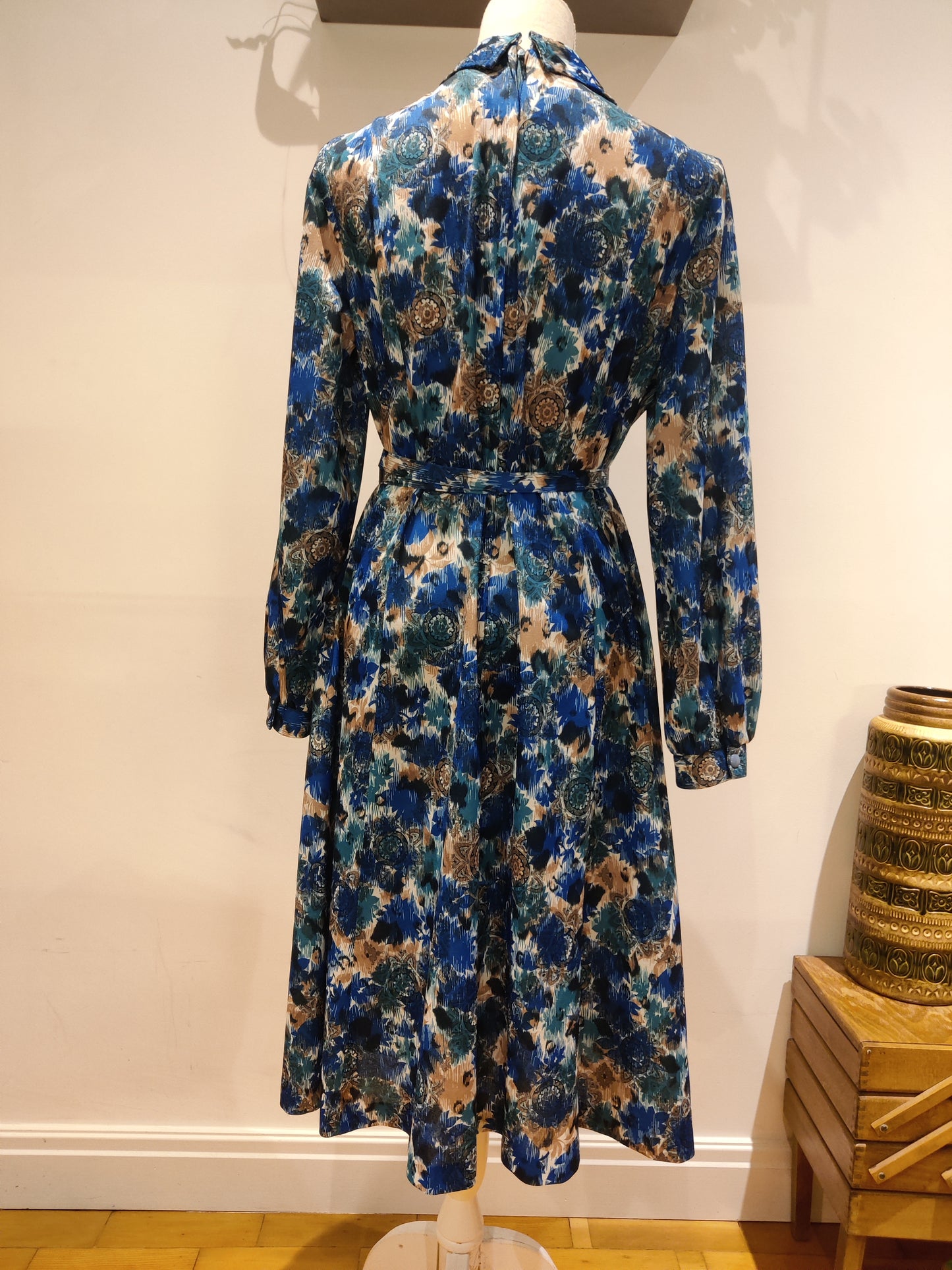 Vintage plus size midi dress with belt.