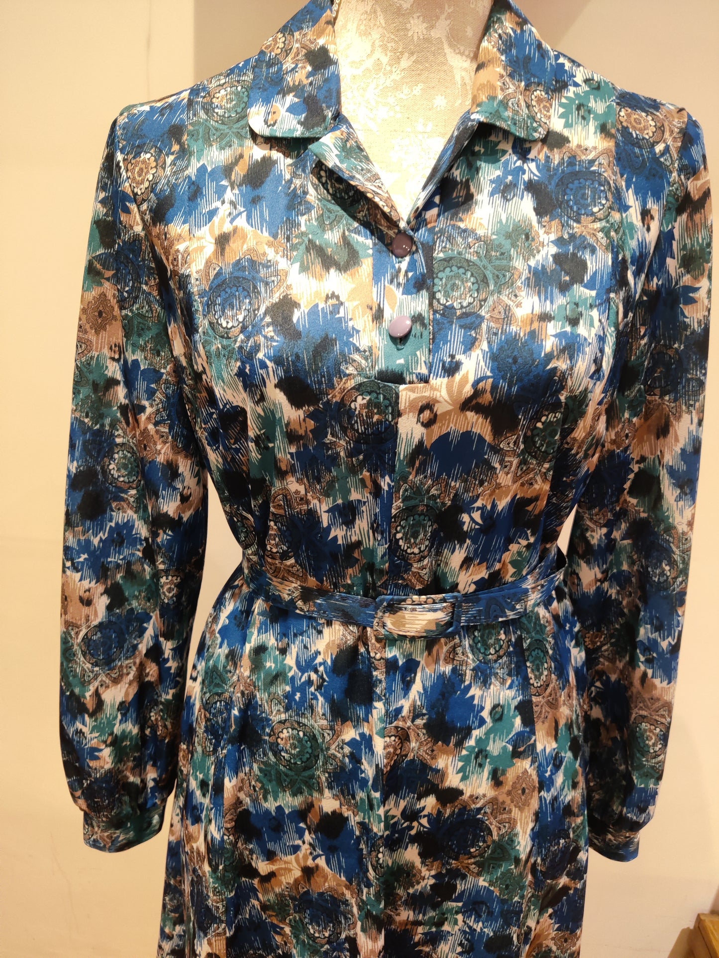 Vintage belted midi dress with collar.