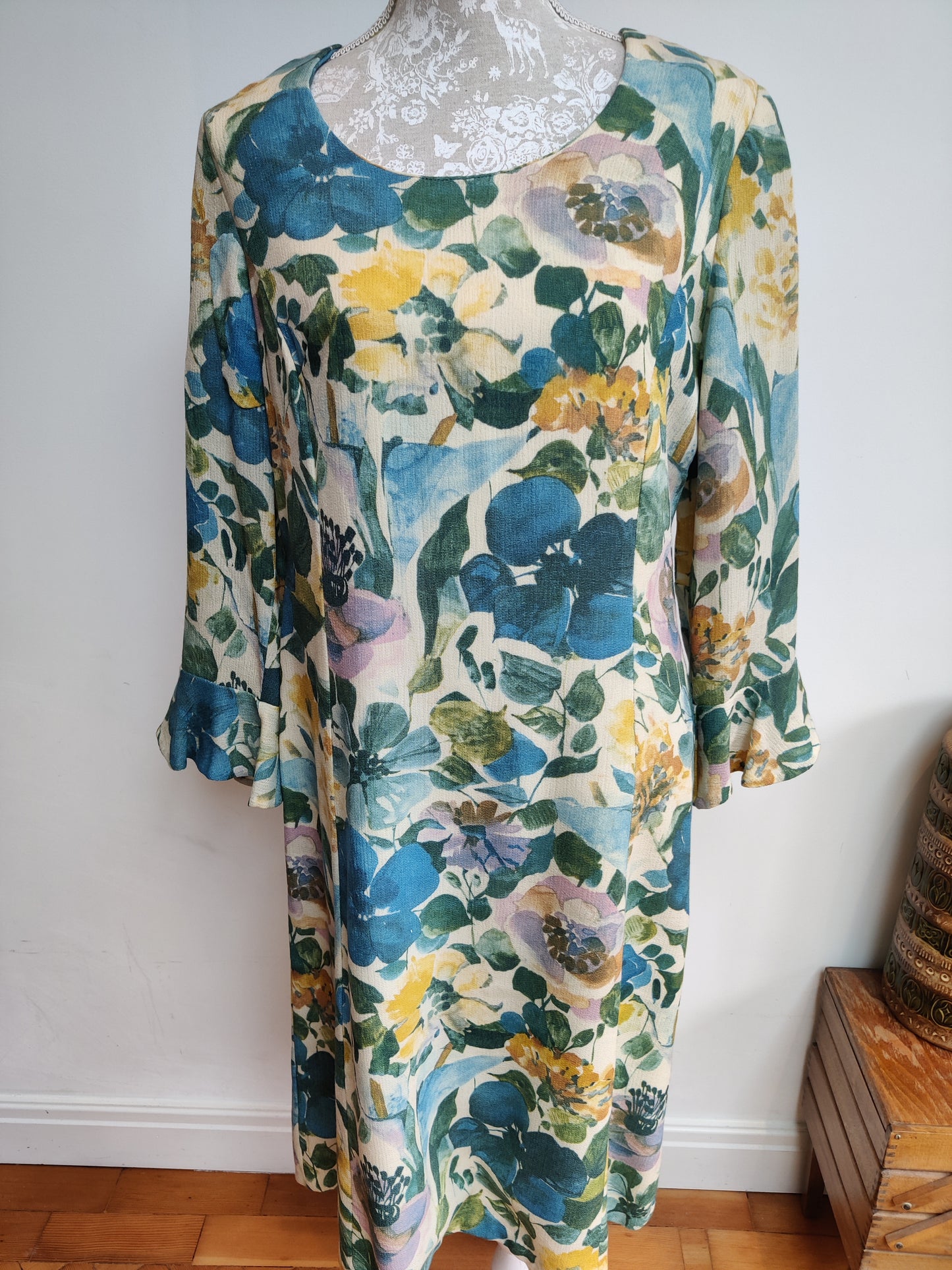 Stunning 50s floral dress with flared sleeves. Size 16.
