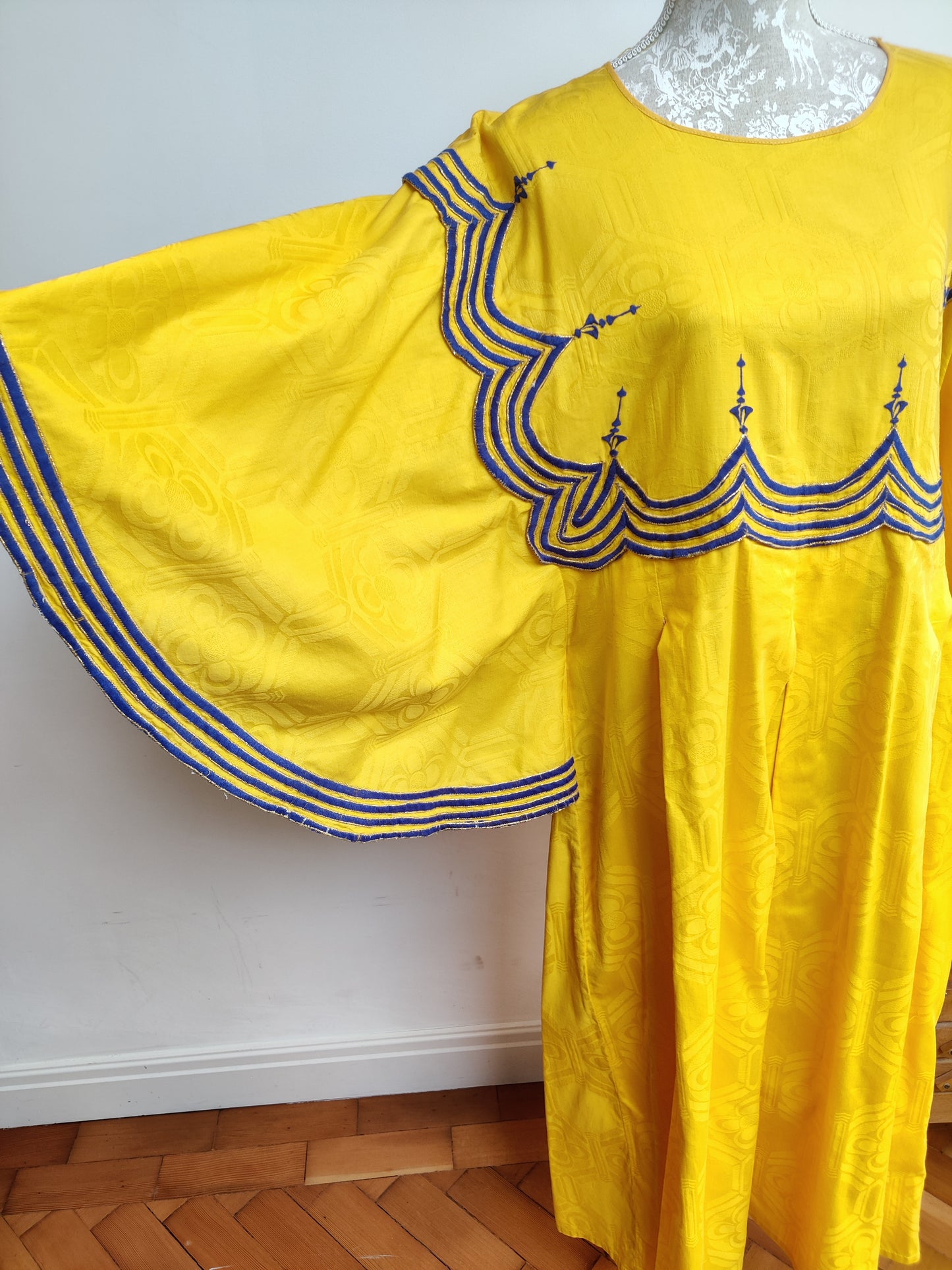 vintage dress with embroidery detail. size 16-20
