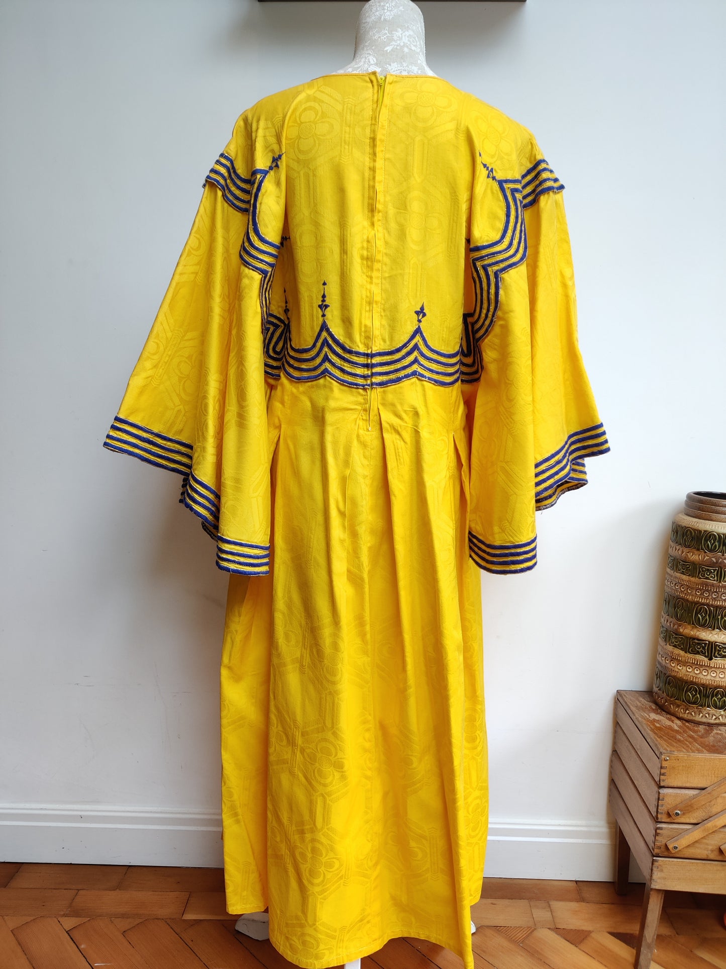 Spectacular yellow and blue vintage dress with batwing embroidery. Size 16-20