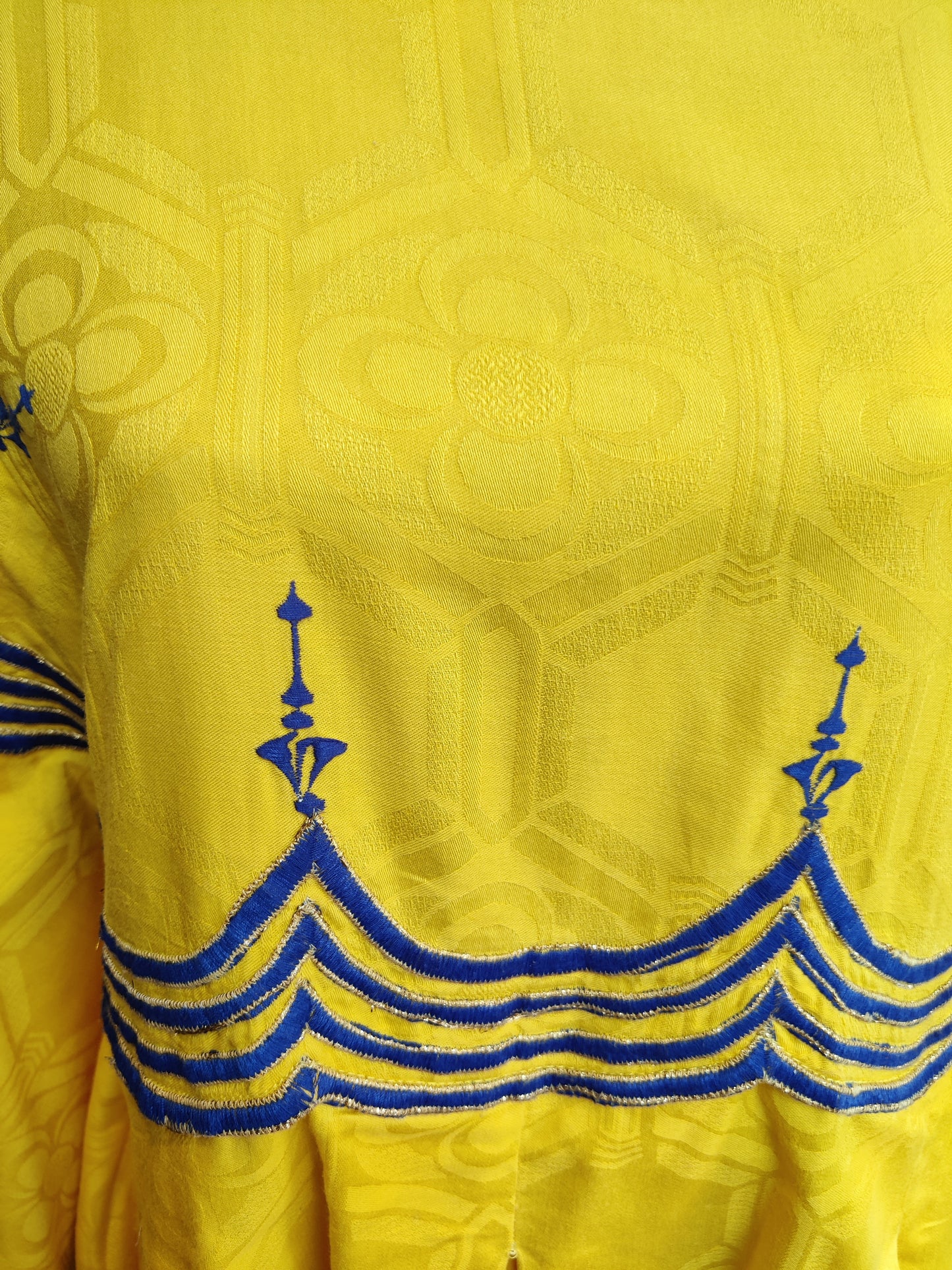 Spectacular yellow and blue vintage dress with batwing embroidery. Size 16-20