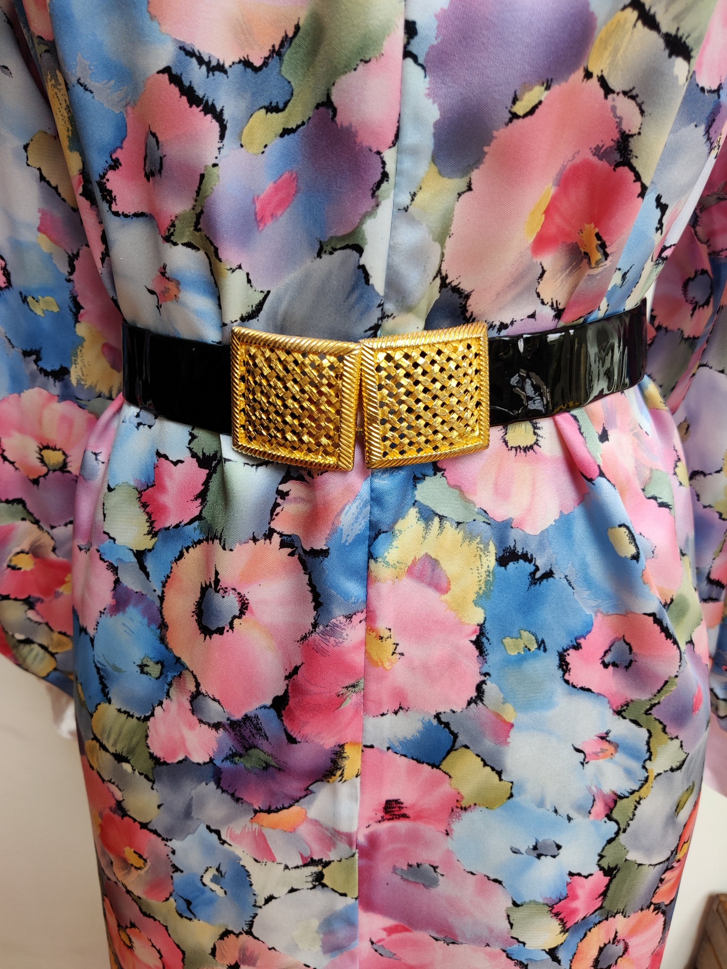 Black and gold clasp vintage belt. Large,