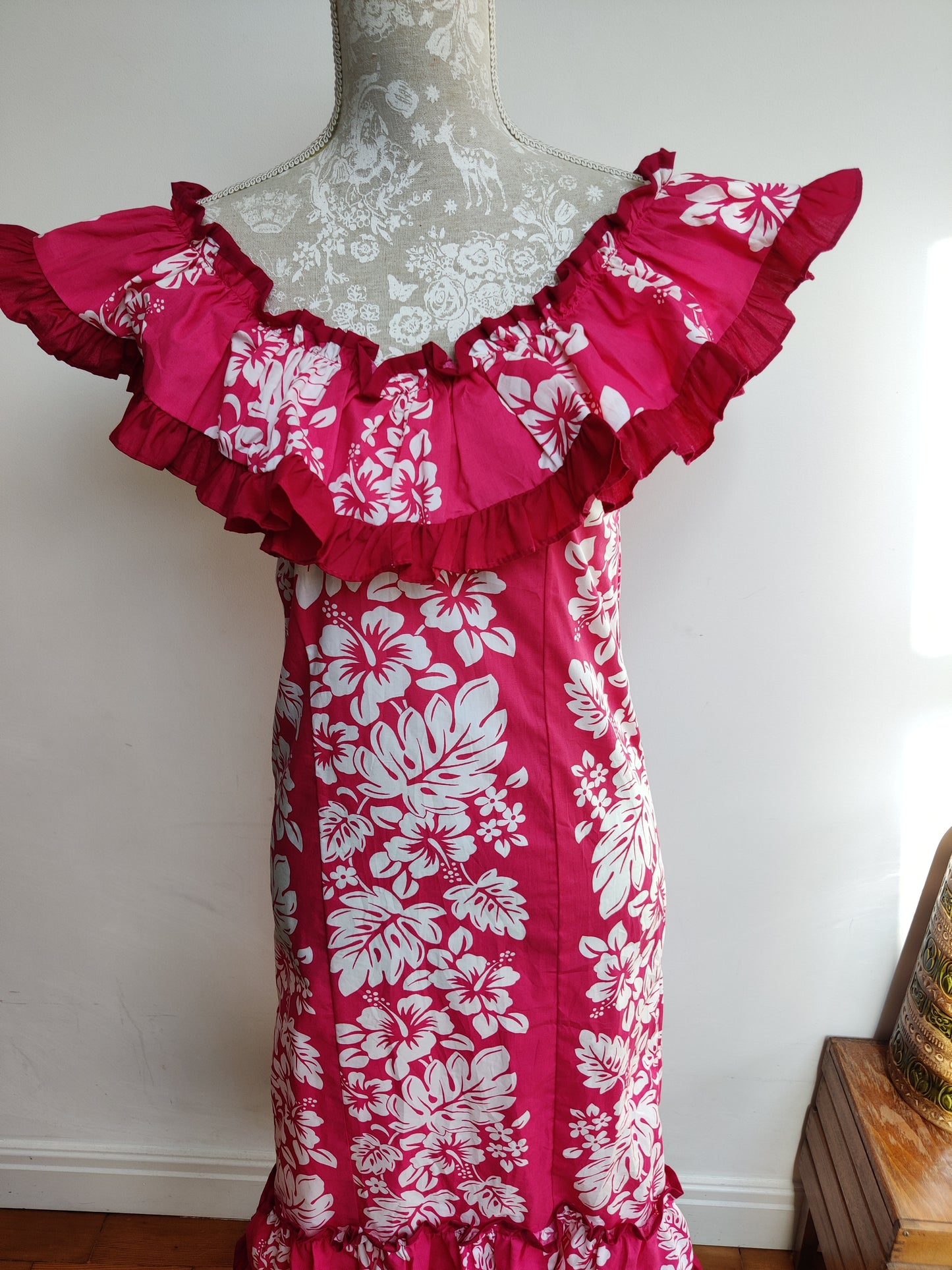 Vintage Hawaiian wiggle dress. small