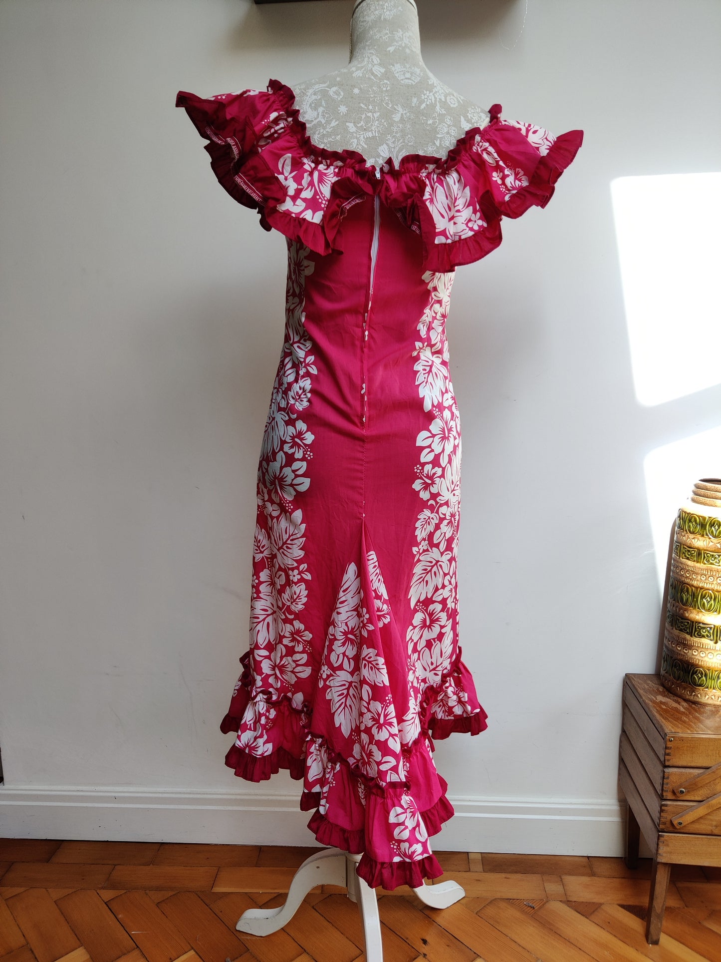 Stunning pink and white Hawaiian dress with fish tail detail.