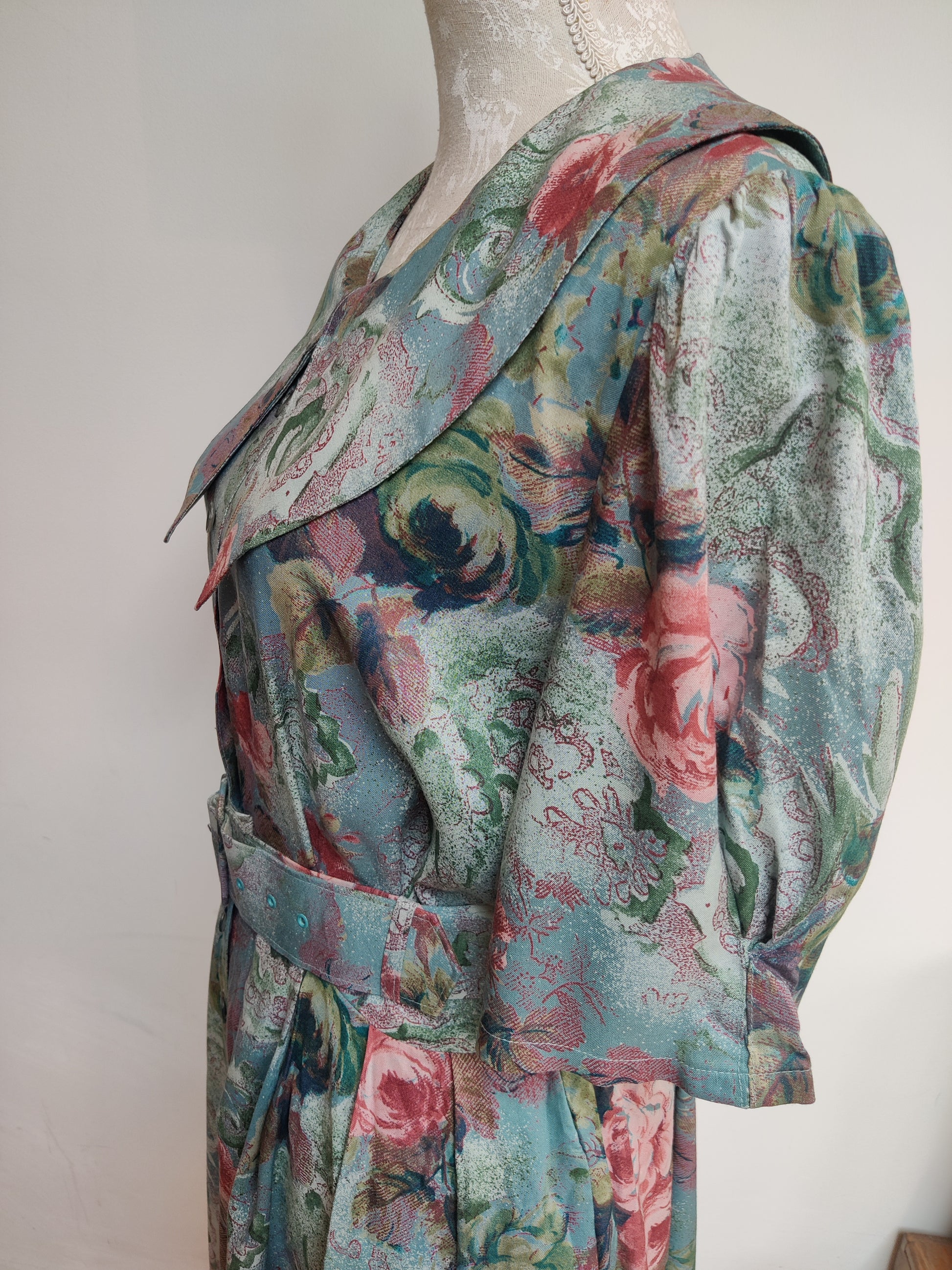 Vintage dress with statement collar.