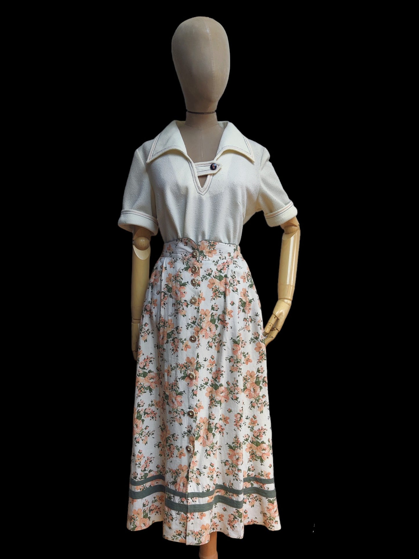 Stunning vintage floral midi skirt with floral print.