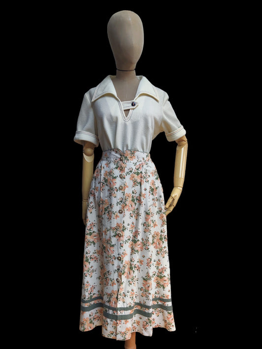 Stunning vintage floral midi skirt with floral print.