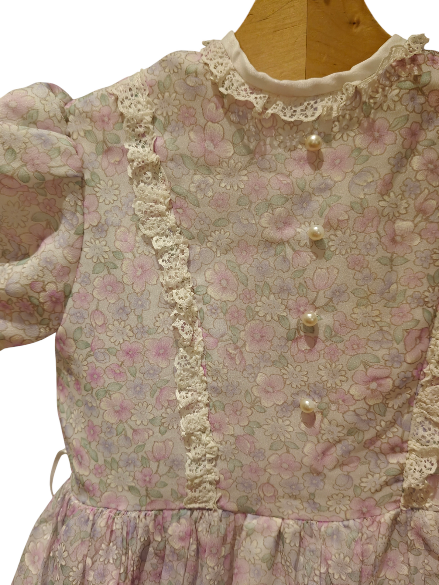 Pretty vintage floral print in lilac and white