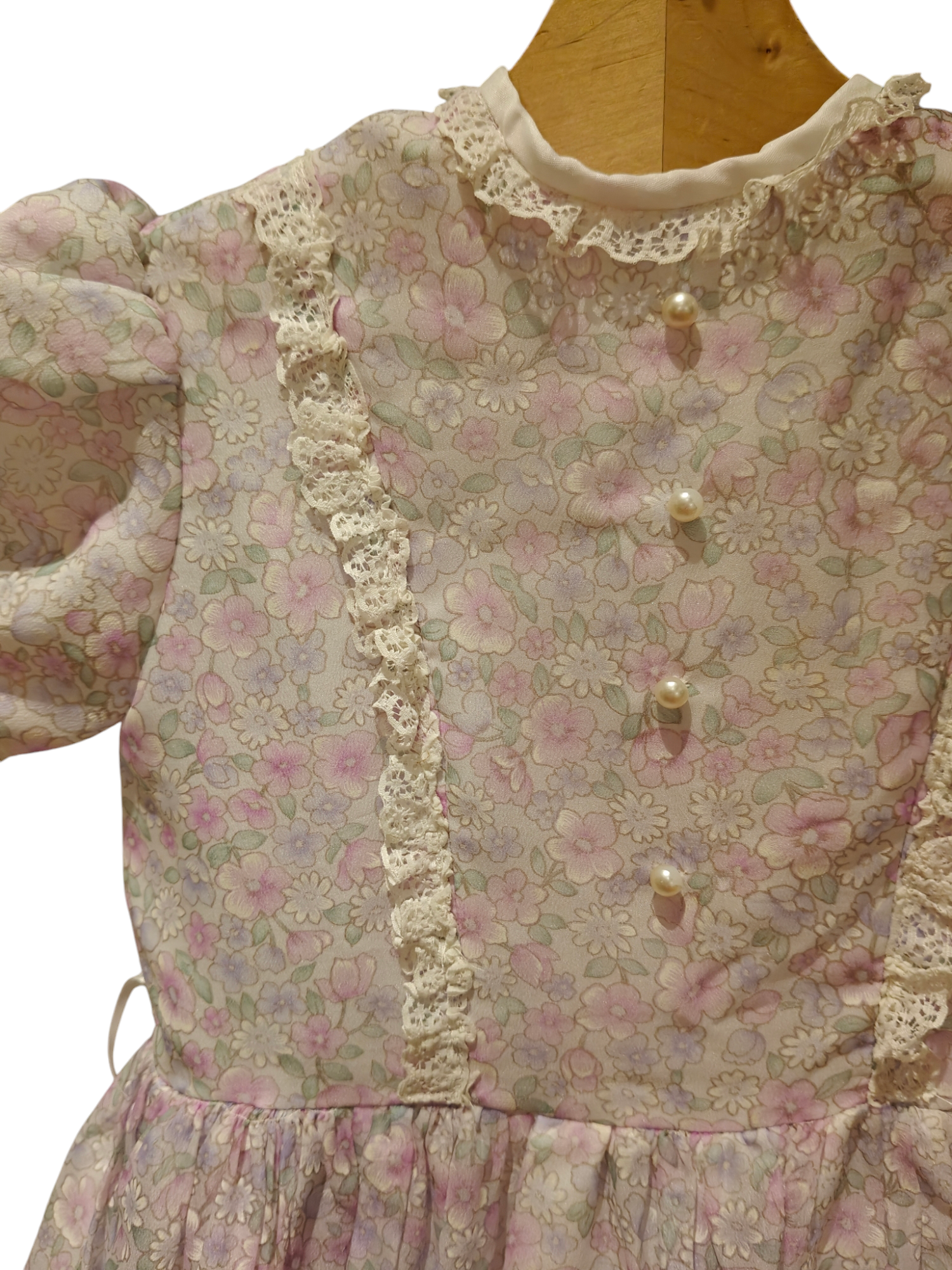 Pretty vintage floral print in lilac and white