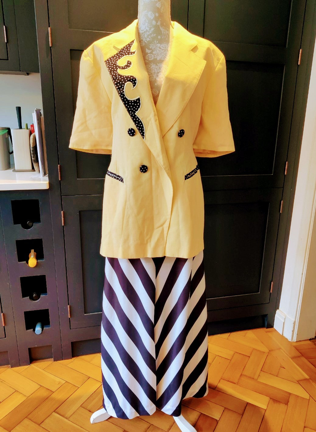 Black and yellow 80s blazer size 22.