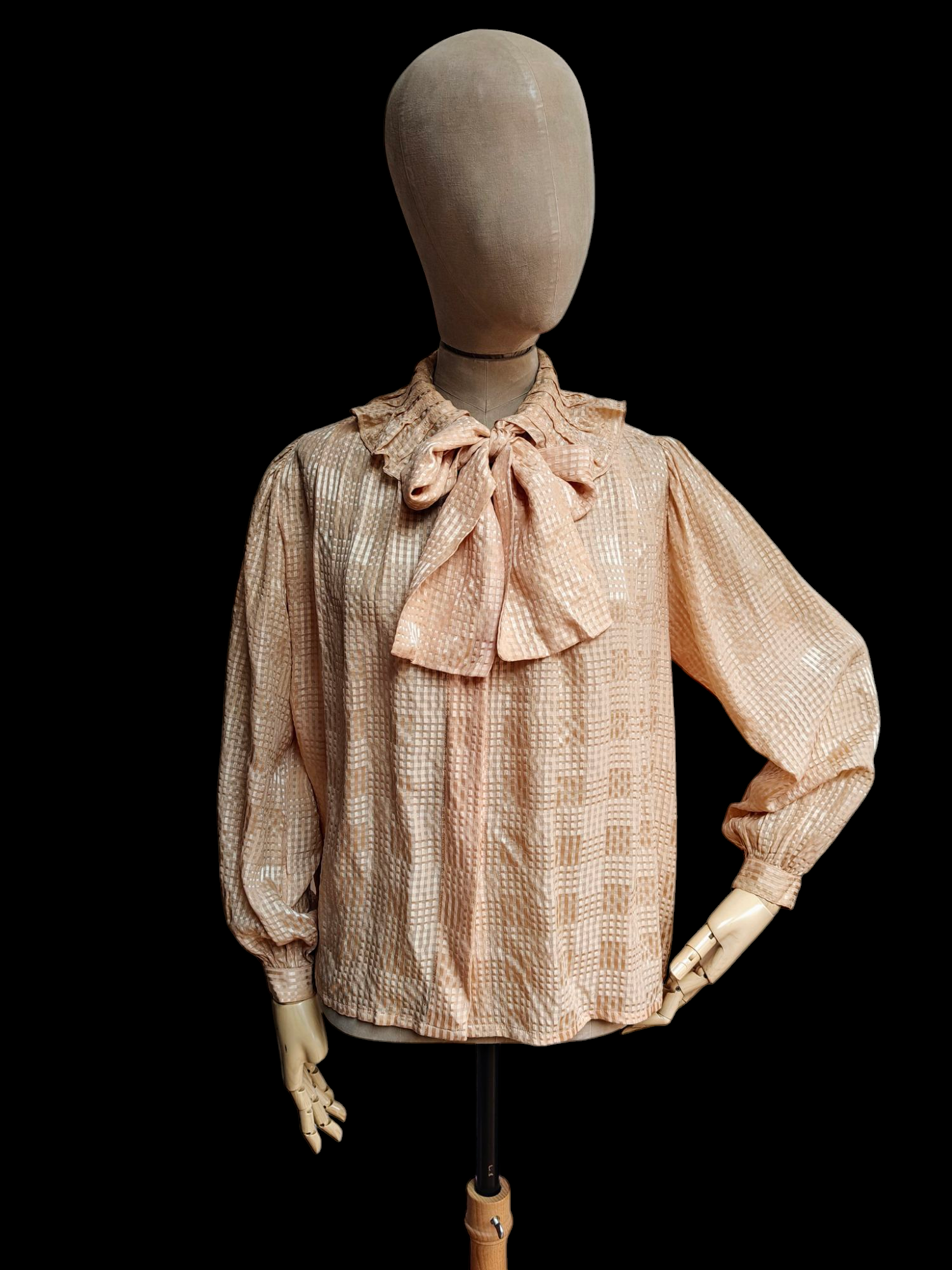 Stunning vintage pussy bow blouse