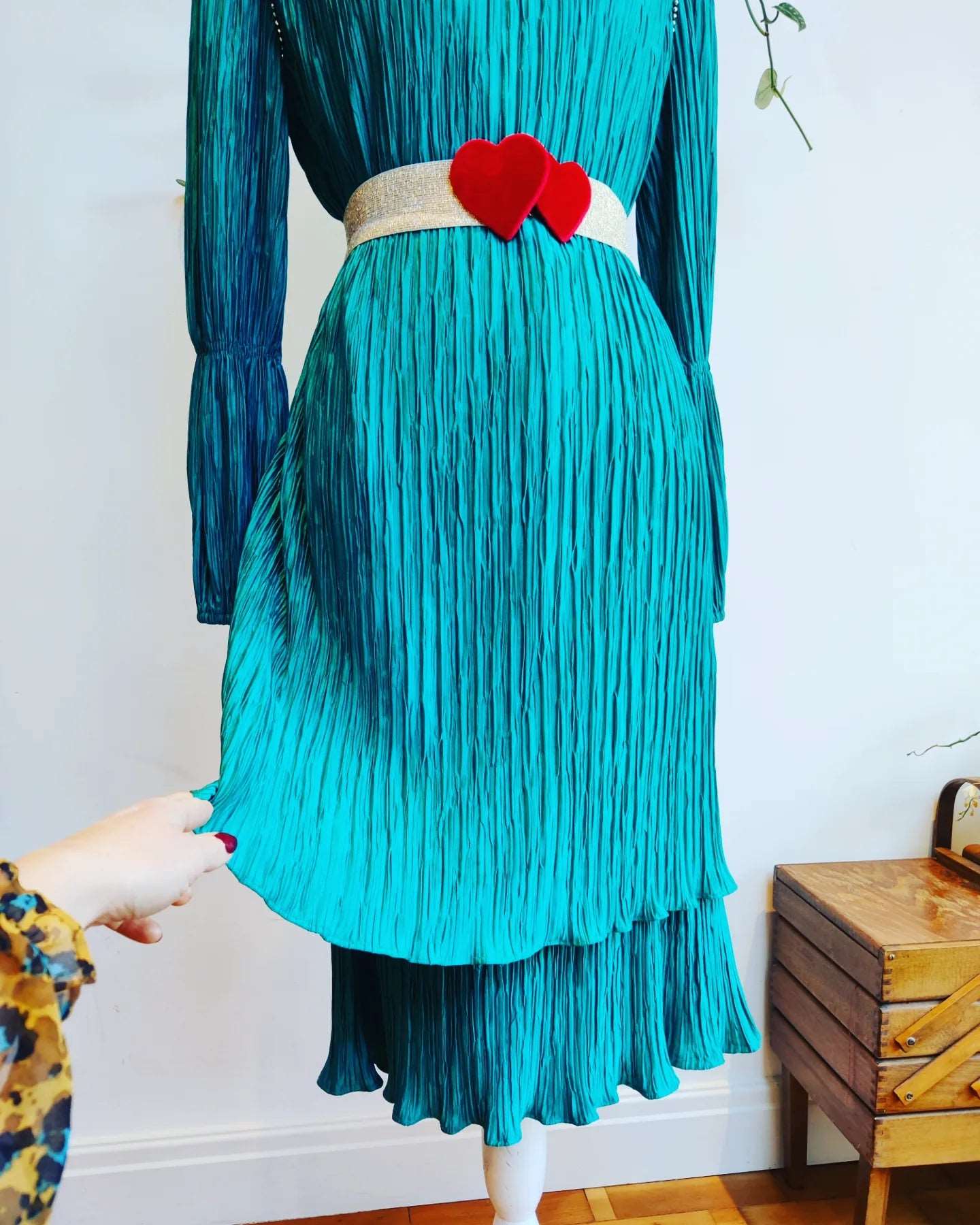 Green 1980s crinkle pleat tiered dress. Size 12.